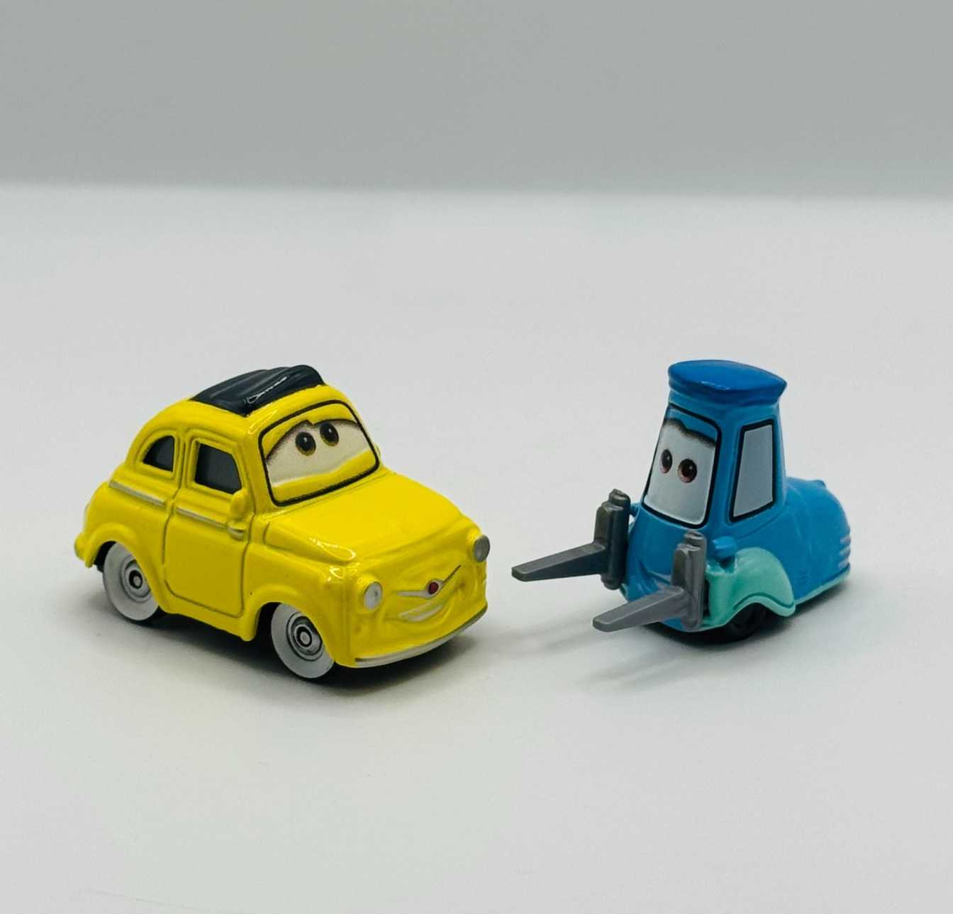 Disney Pixar Cars - LUIGI & GUIDO - 1:55 Diecast