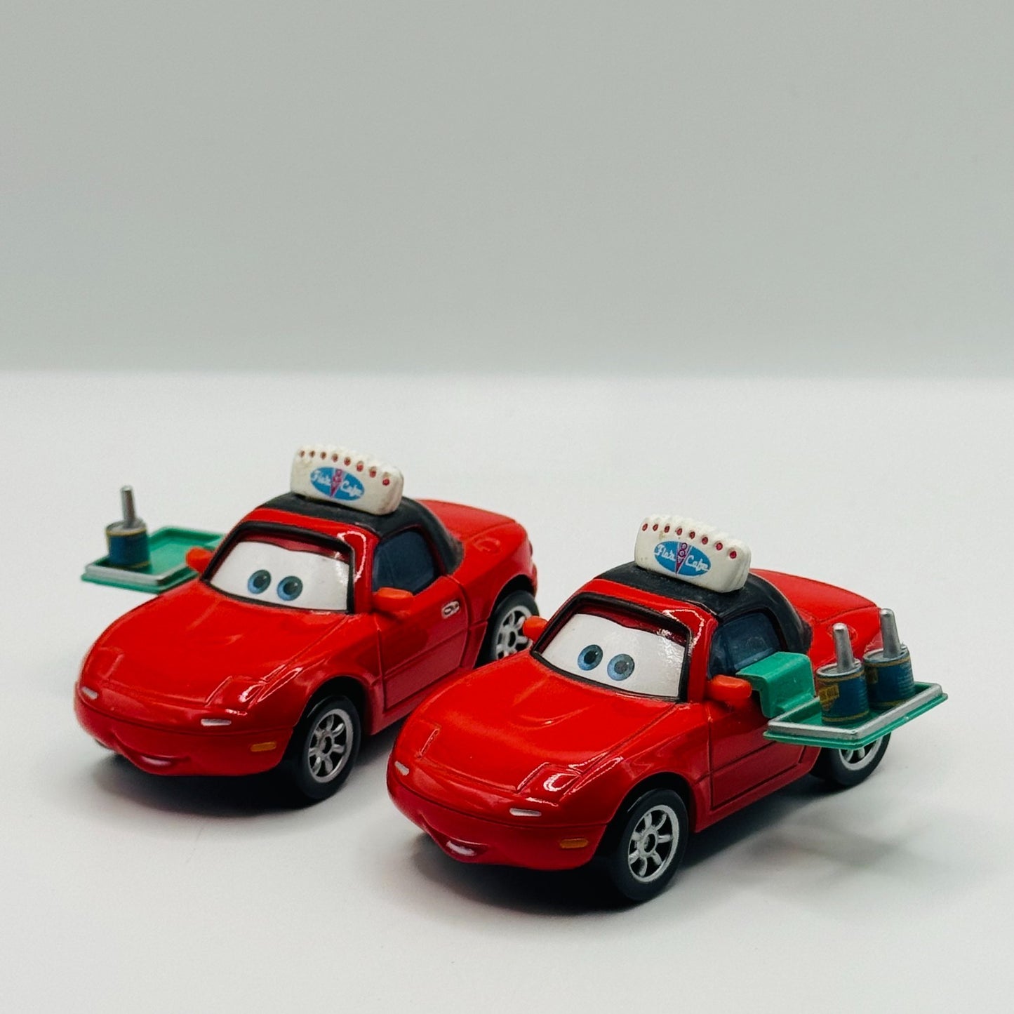 Disney Pixar Cars - WAITRESS MIA & TIA - 1:55 Diecast