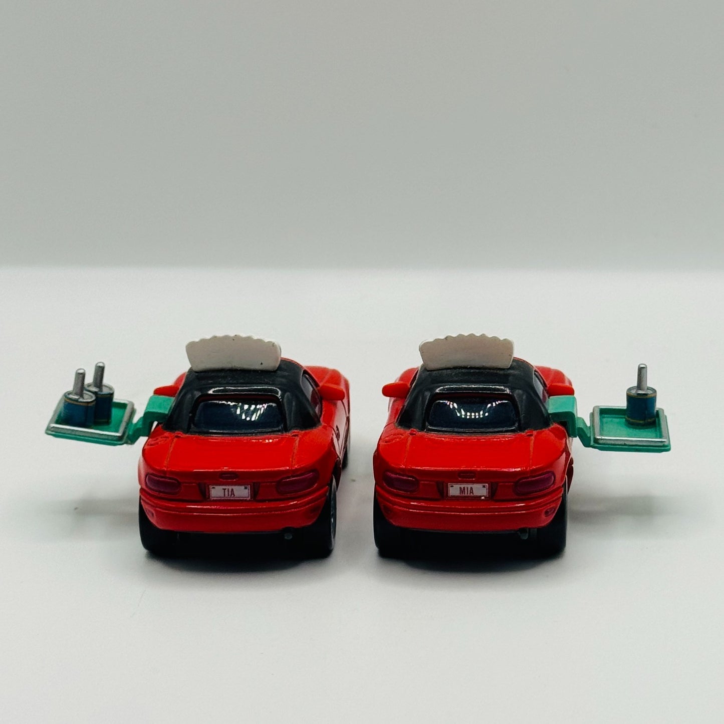 Disney Pixar Cars - WAITRESS MIA & TIA - 1:55 Diecast