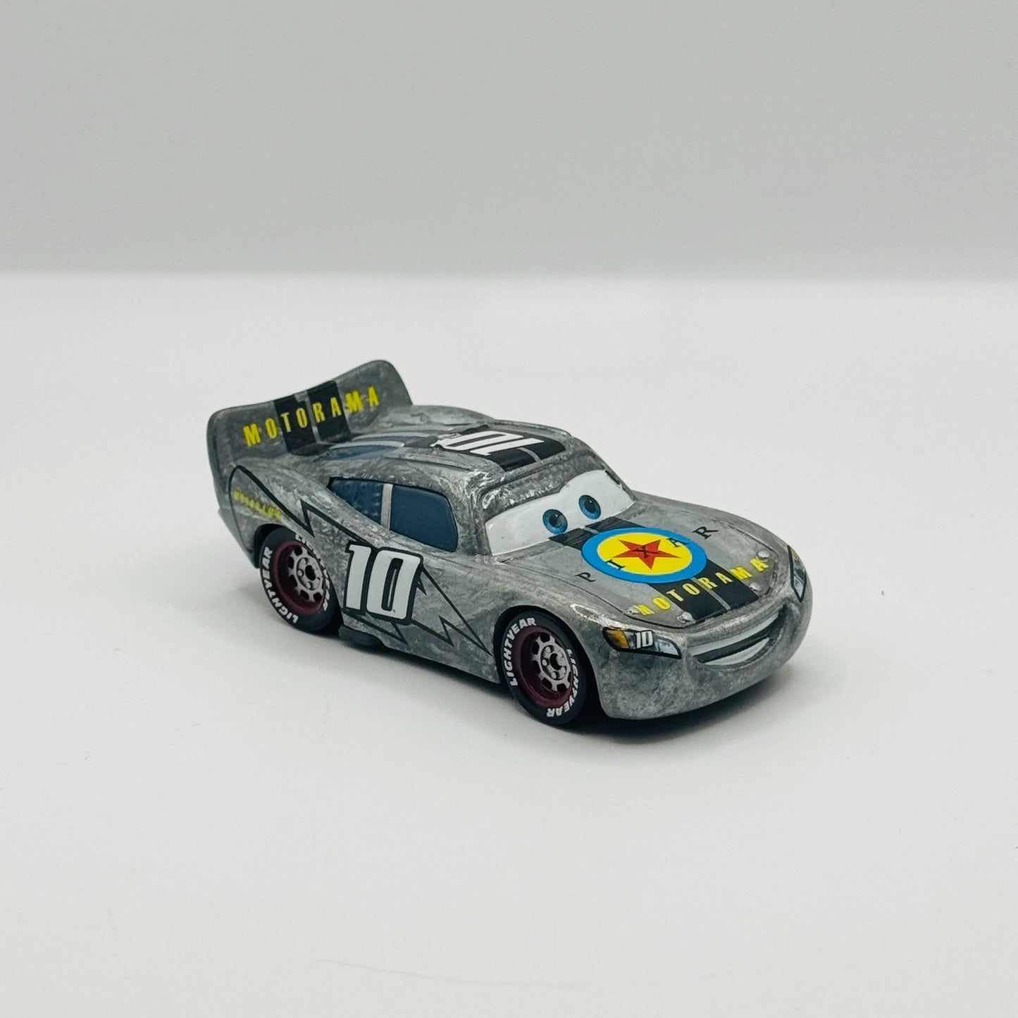 Disney Pixar Cars - MOTORAMA LIGHTNING MCQUEEN *Backdoor* 2010 - 1:55 Diecast