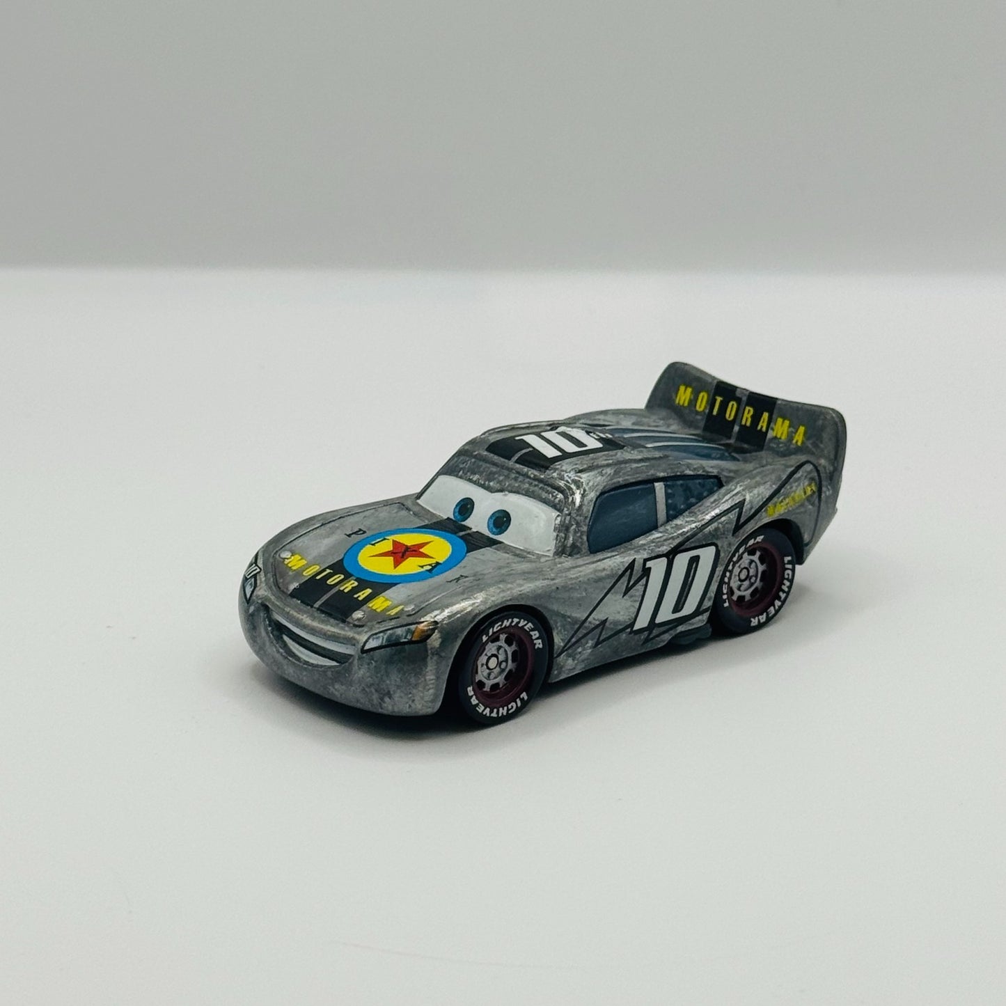 Disney Pixar Cars - MOTORAMA LIGHTNING MCQUEEN *Backdoor* 2010 - 1:55 Diecast