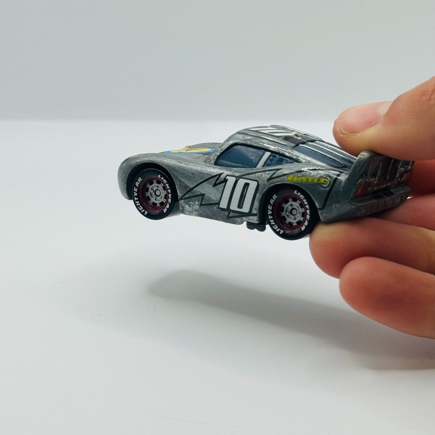 Disney Pixar Cars - MOTORAMA LIGHTNING MCQUEEN *Backdoor* 2010 - 1:55 Diecast