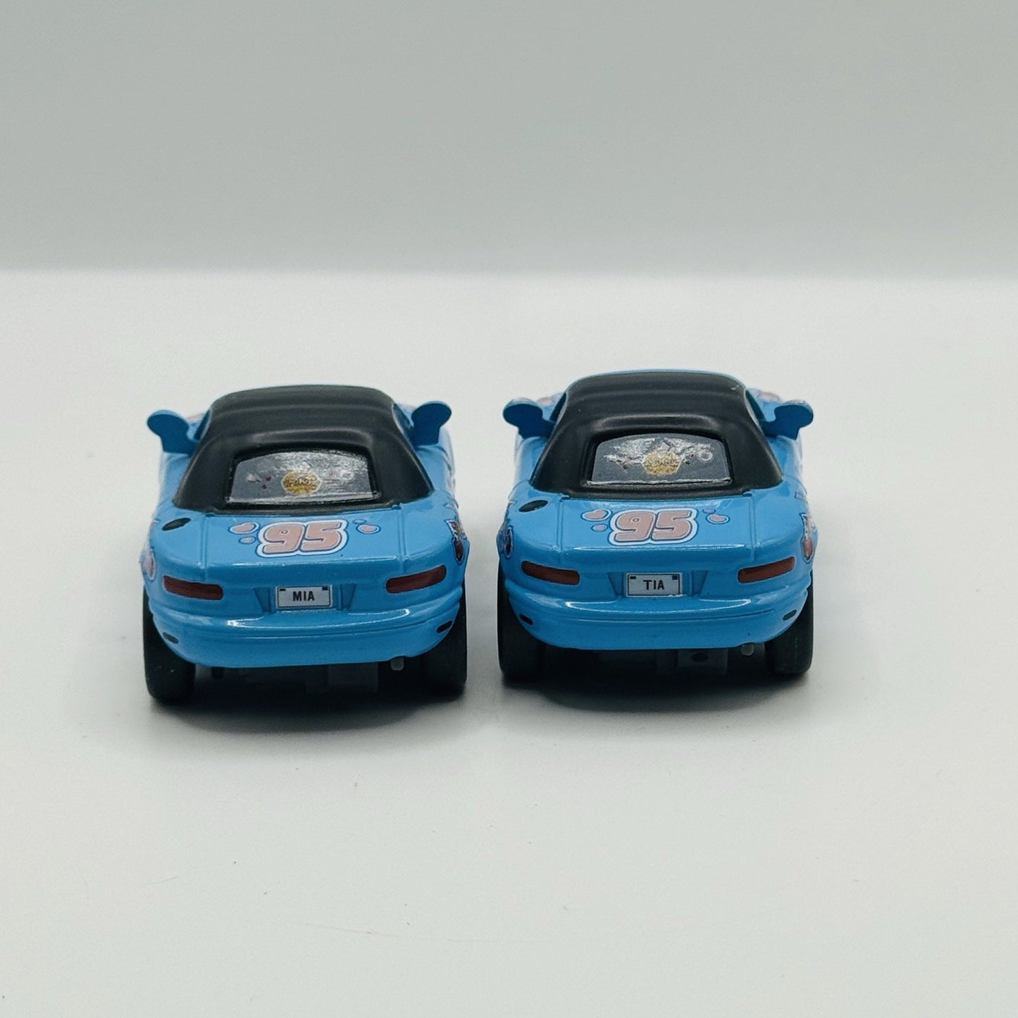 Disney Pixar Cars - DINOCO MIA & TIA Disney Store - 1:43 Diecast