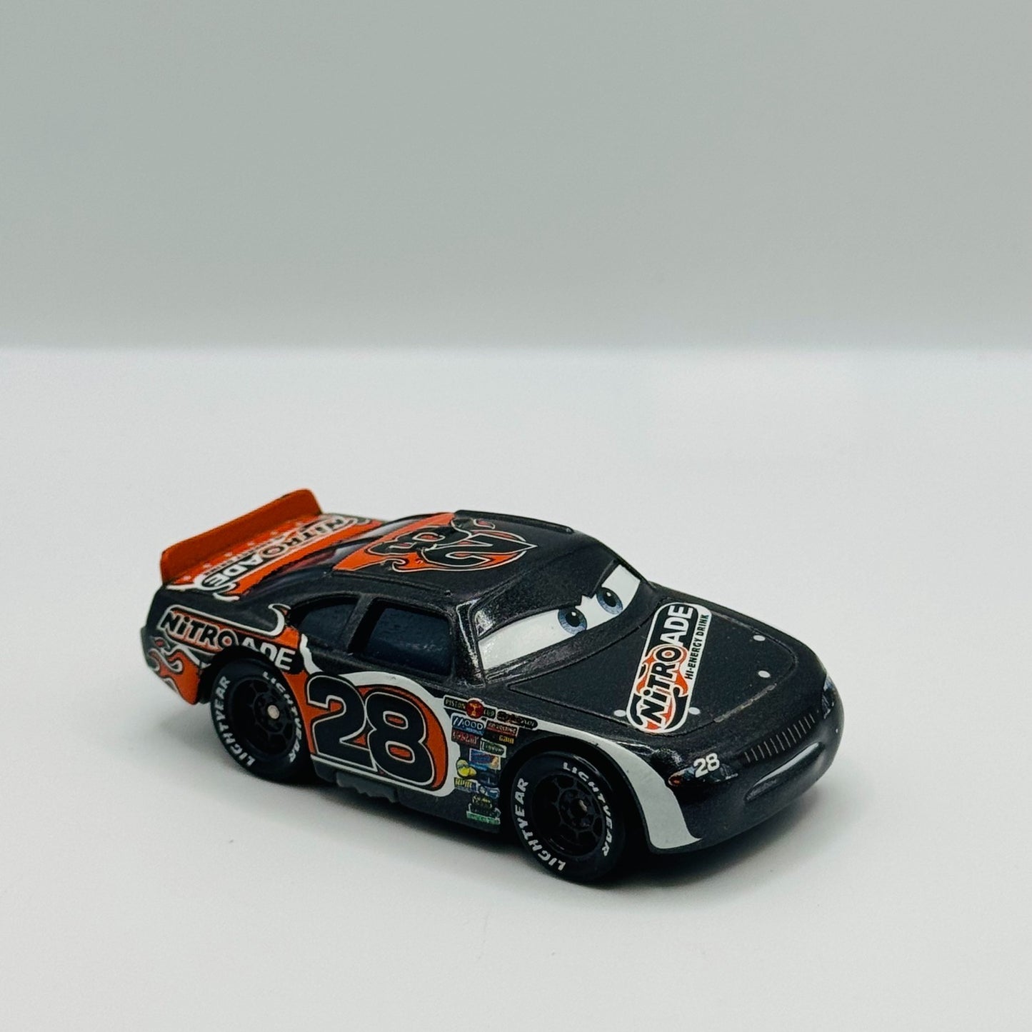 Disney Pixar Cars - NITROADE AIKEN AXLER Piston Cup - 1:55 Diecast