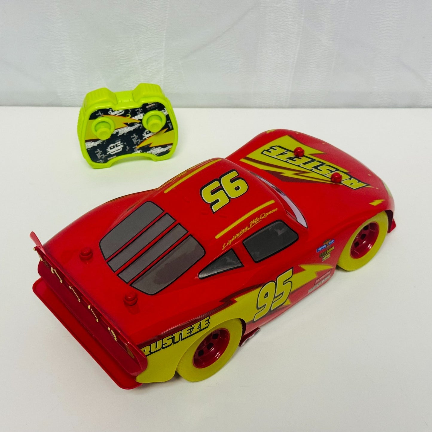 Disney Pixar Cars - GLOW RACERS LIGHTNING MCQUEEN R/C Remote Control 1:18 Scale
