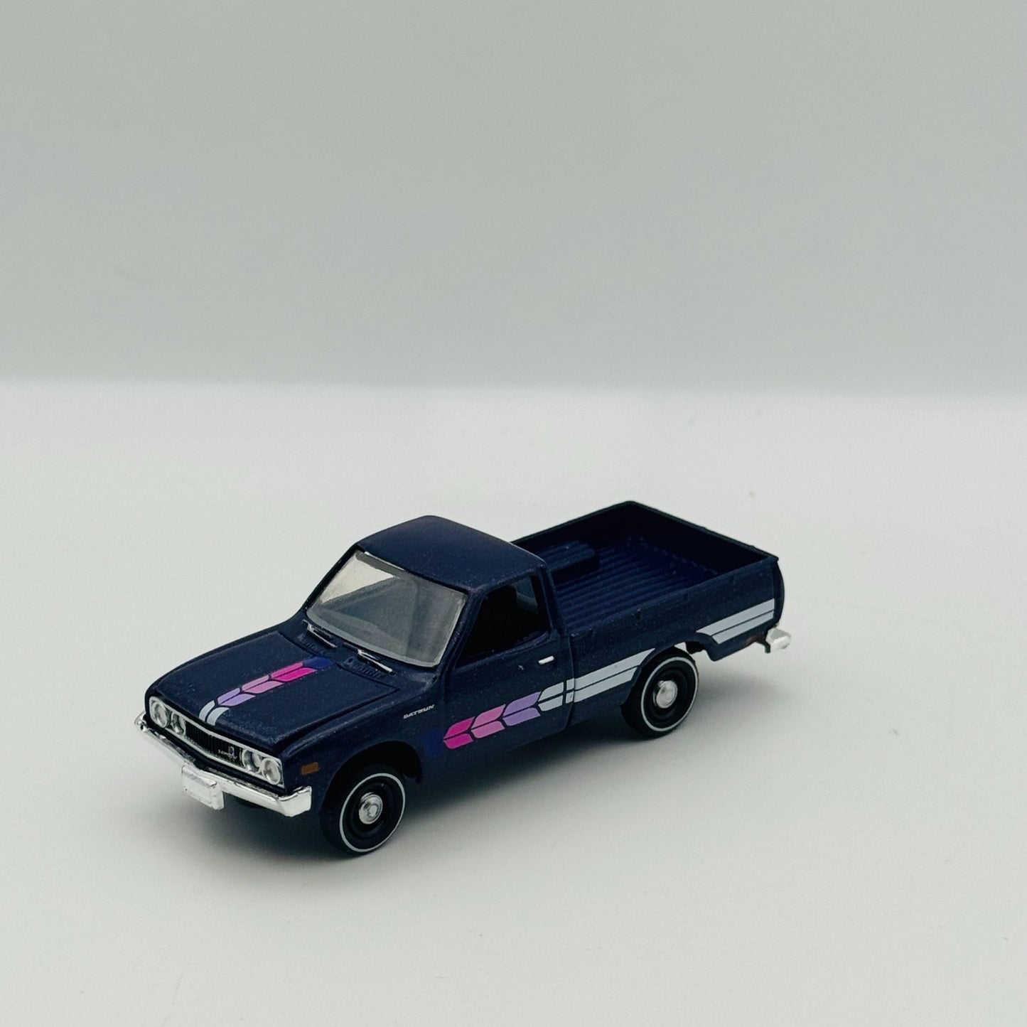 M2 Machines - 1977 DATSUN PICKUP PURPLE 25-54 O'REILLY 2025 - 1:64 Diecast