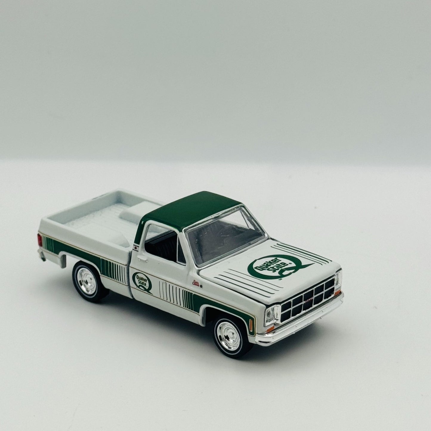 M2 Machines - 1977 GMC SIERRA GRANDE 15 QUAKER STATE CHASE 2025 - 1:64 Diecast