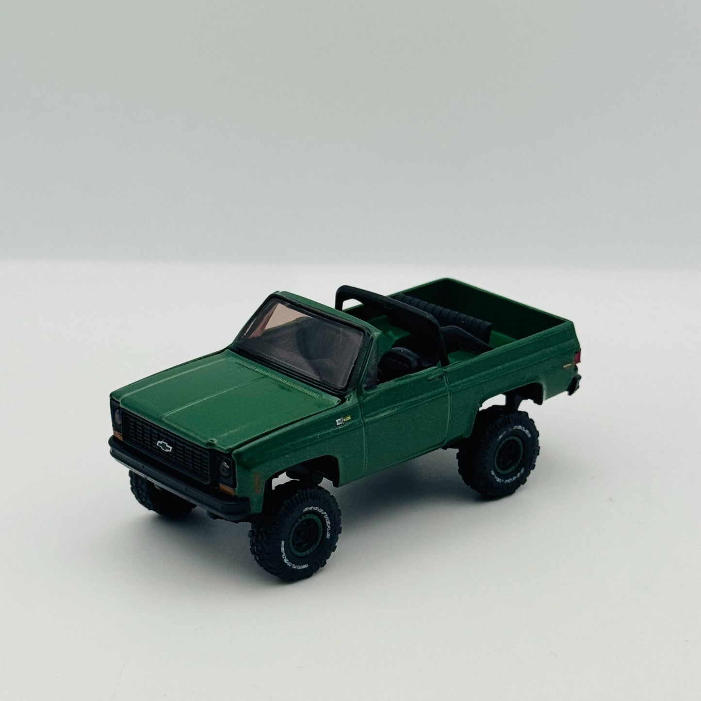 M2 Machines - 1974 CHEVROLET K5 BLAZER 4X4 CHEYENNE 2025 - 1:64 Diecast