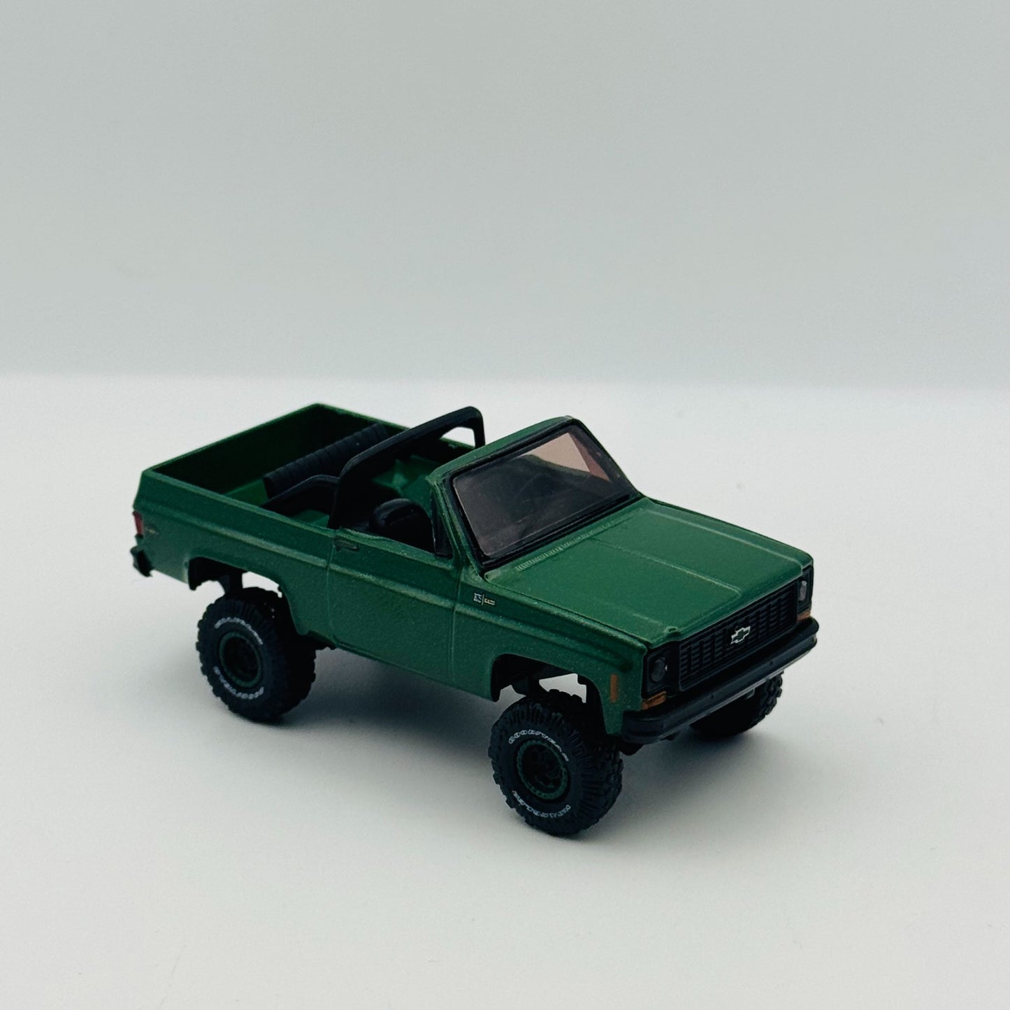 M2 Machines - 1974 CHEVROLET K5 BLAZER 4X4 CHEYENNE 2025 - 1:64 Diecast