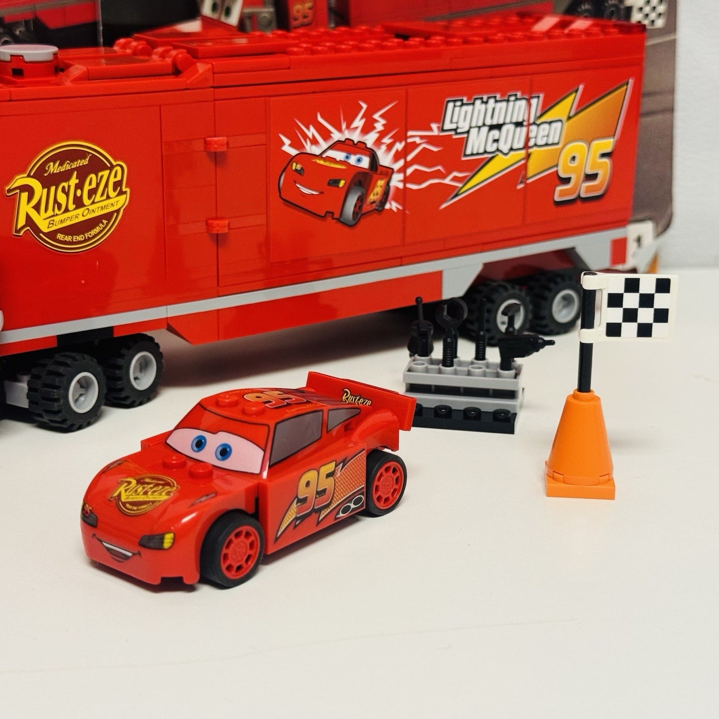 Lego 8486 - CARS MACK "MACK'S TEAM TRUCK" Disney Pixar Cars 2 2011 - COMPLETE