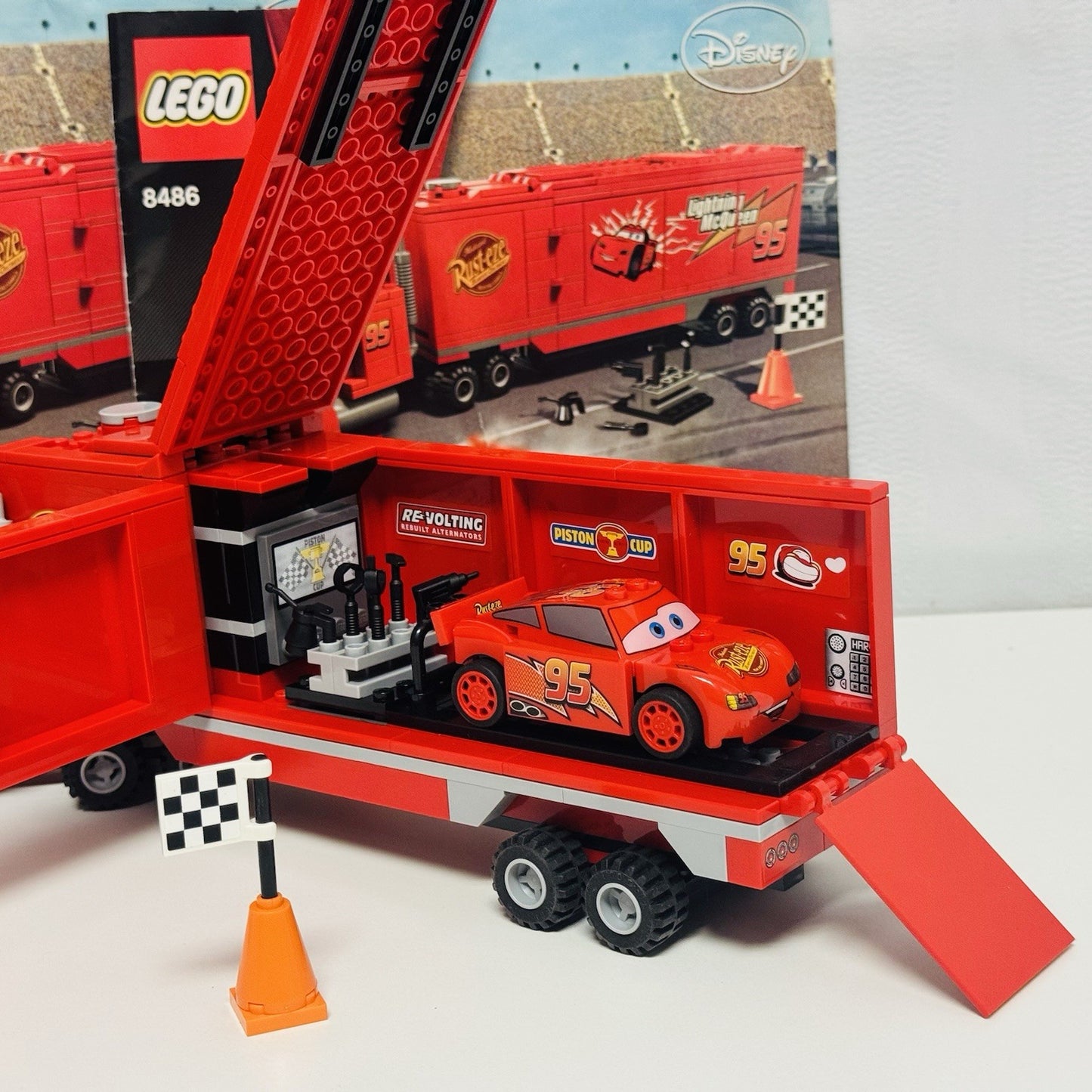 Lego 8486 - CARS MACK "MACK'S TEAM TRUCK" Disney Pixar Cars 2 2011 - COMPLETE