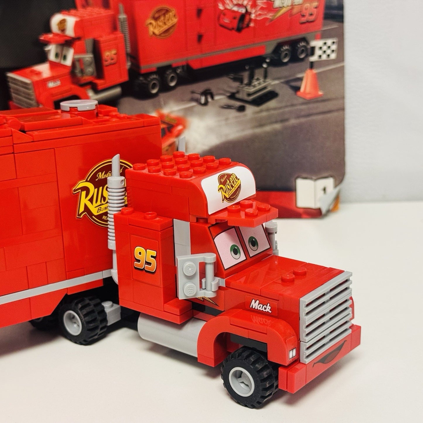 Lego 8486 - CARS MACK "MACK'S TEAM TRUCK" Disney Pixar Cars 2 2011 - COMPLETE