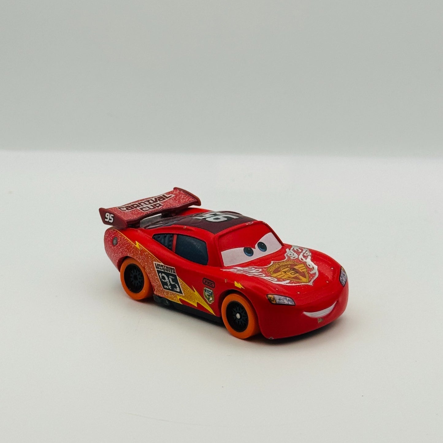 Disney Pixar Cars - CARNIVAL CUP LIGHTNING MCQUEEN 2016 - 1:55 Diecast