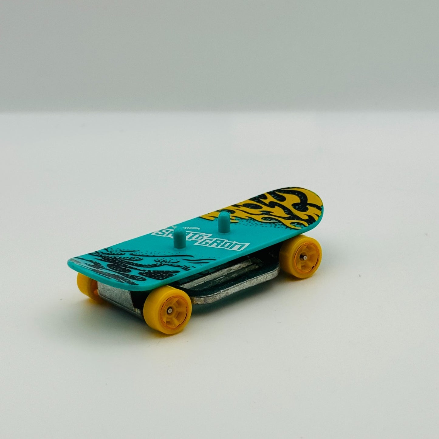 Hot Wheels - SKATE GROM Skateboard Green - 1:64 Scale Diecast