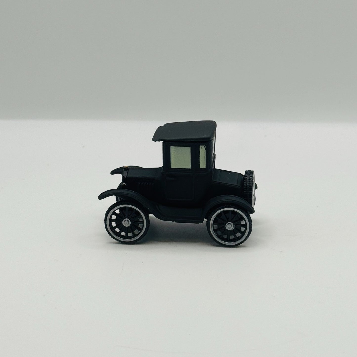 Disney Pixar Cars - LIZZIE [Ford Model T] 2006 - 1:55 Diecast *NEW OUT OF BOX*