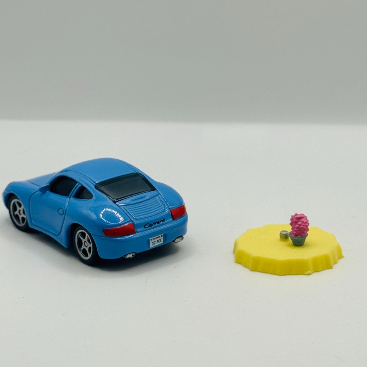 Disney Pixar Cars - SALLY WITH TABLE Wheel Well Motel - 1:55 Diecast