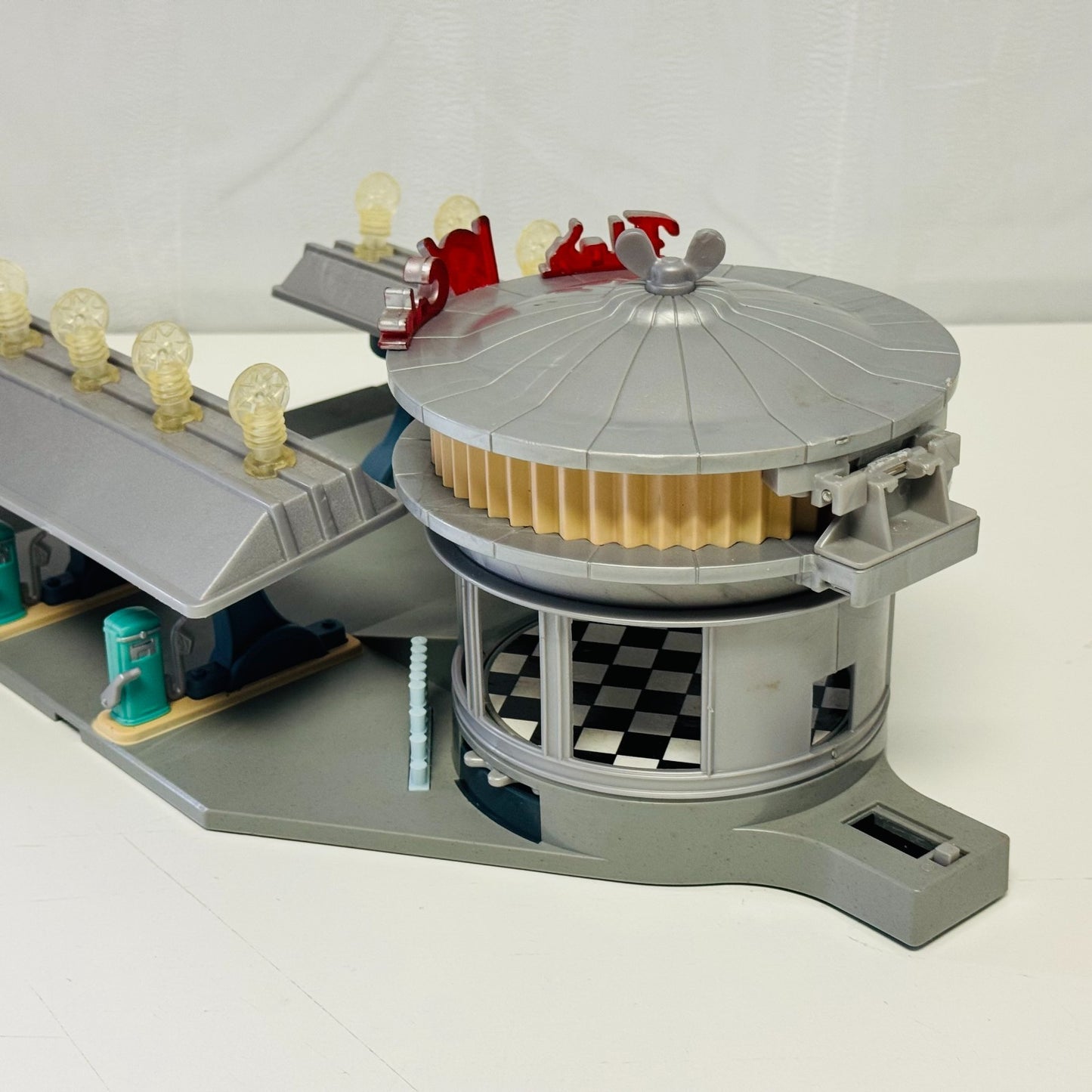Disney Pixar Cars RADIATOR SPRINGS TOWN FLO'S CAFE Lights Incomplete -1:55 Scale
