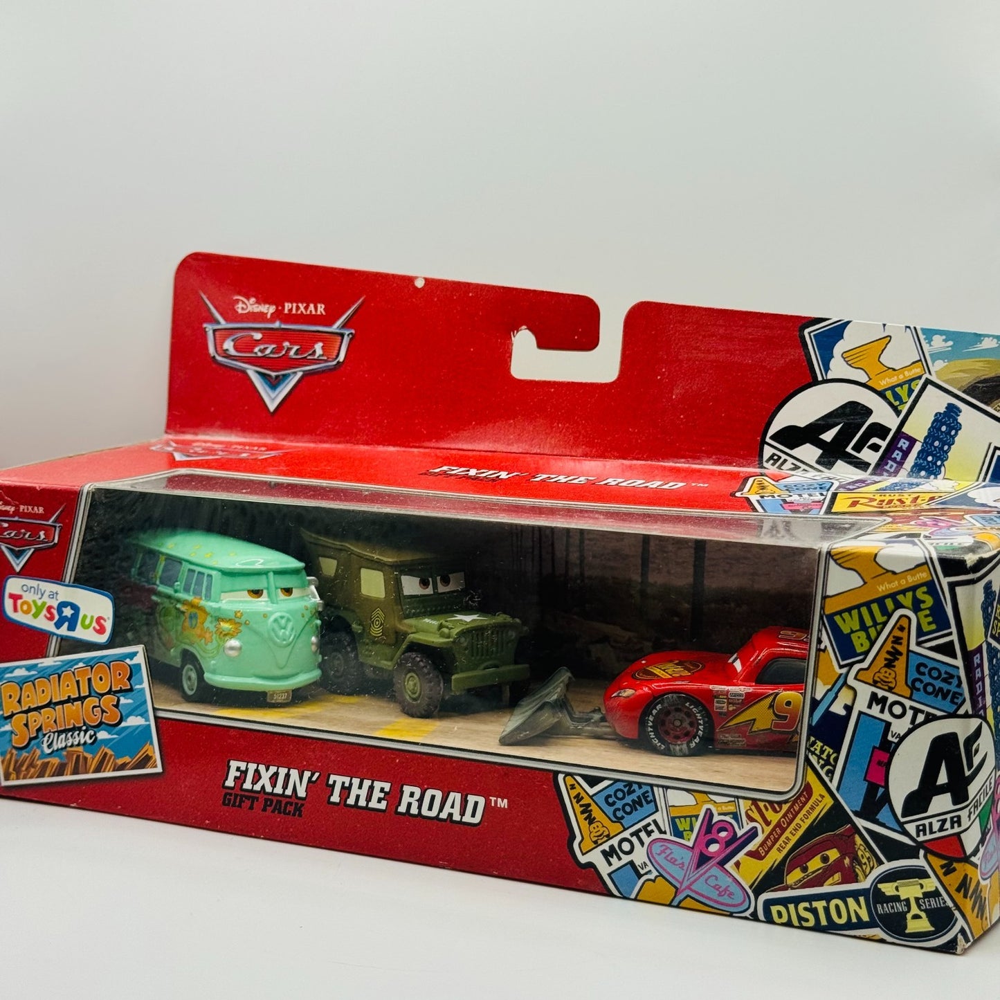 Disney Pixar Cars - FIXIN' THE ROAD GIFT Radiator Springs Classic - 1:55 Diecast