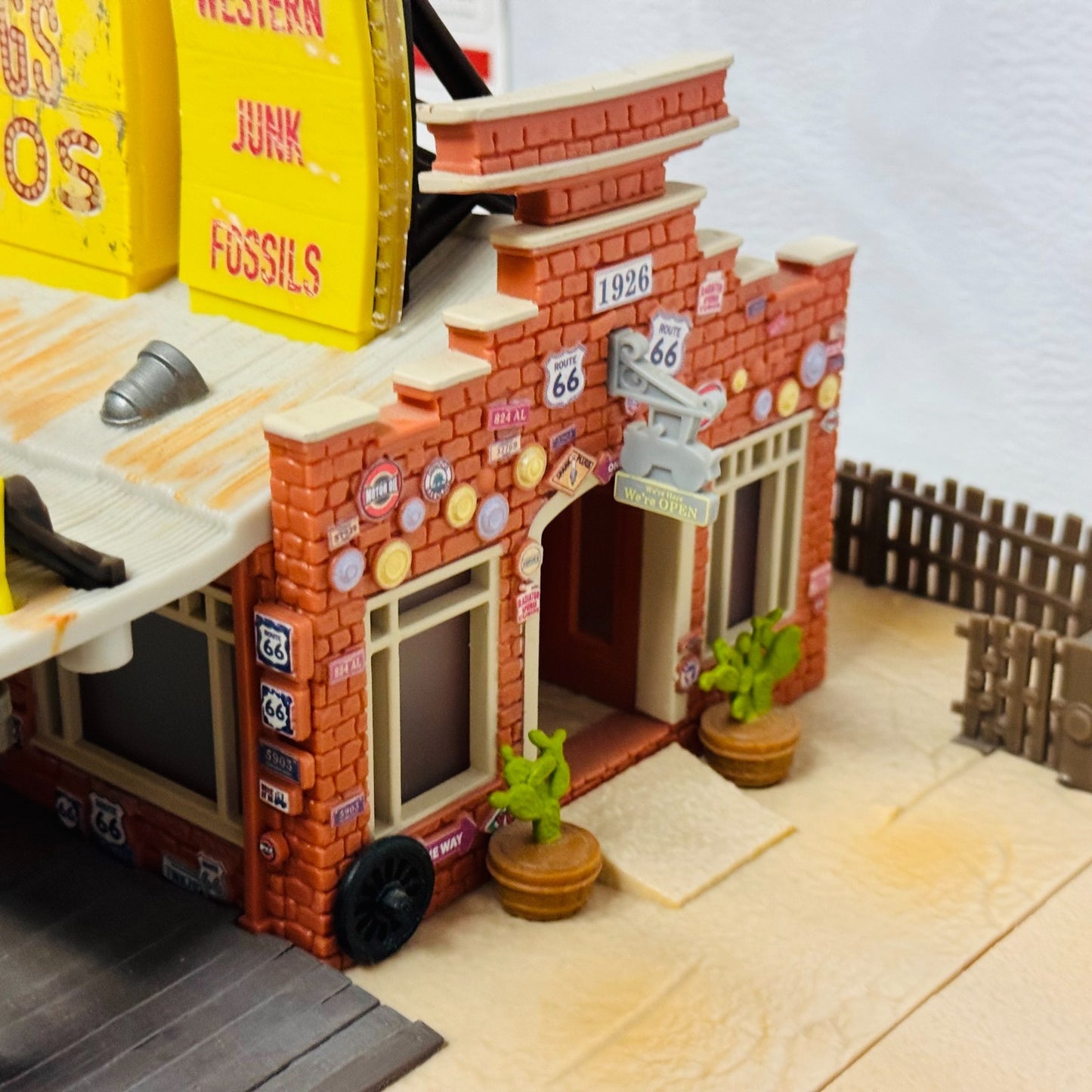 Disney Pixar Cars PRECISION SERIES LIZZIE'S RADIATOR SPRINGS CURIO 1:55 Diecast