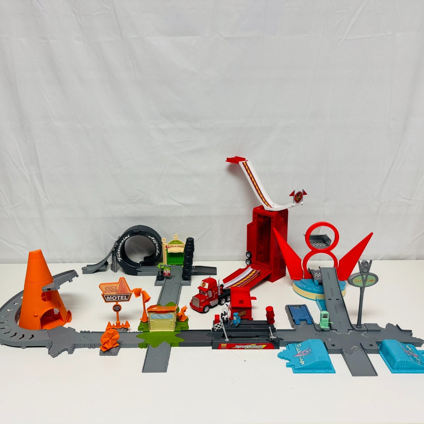 Disney Pixar Cars STORY SETS WORLD LOT FLO'S V8 COZY CONE LUIGI'S LOOP PIT STOP