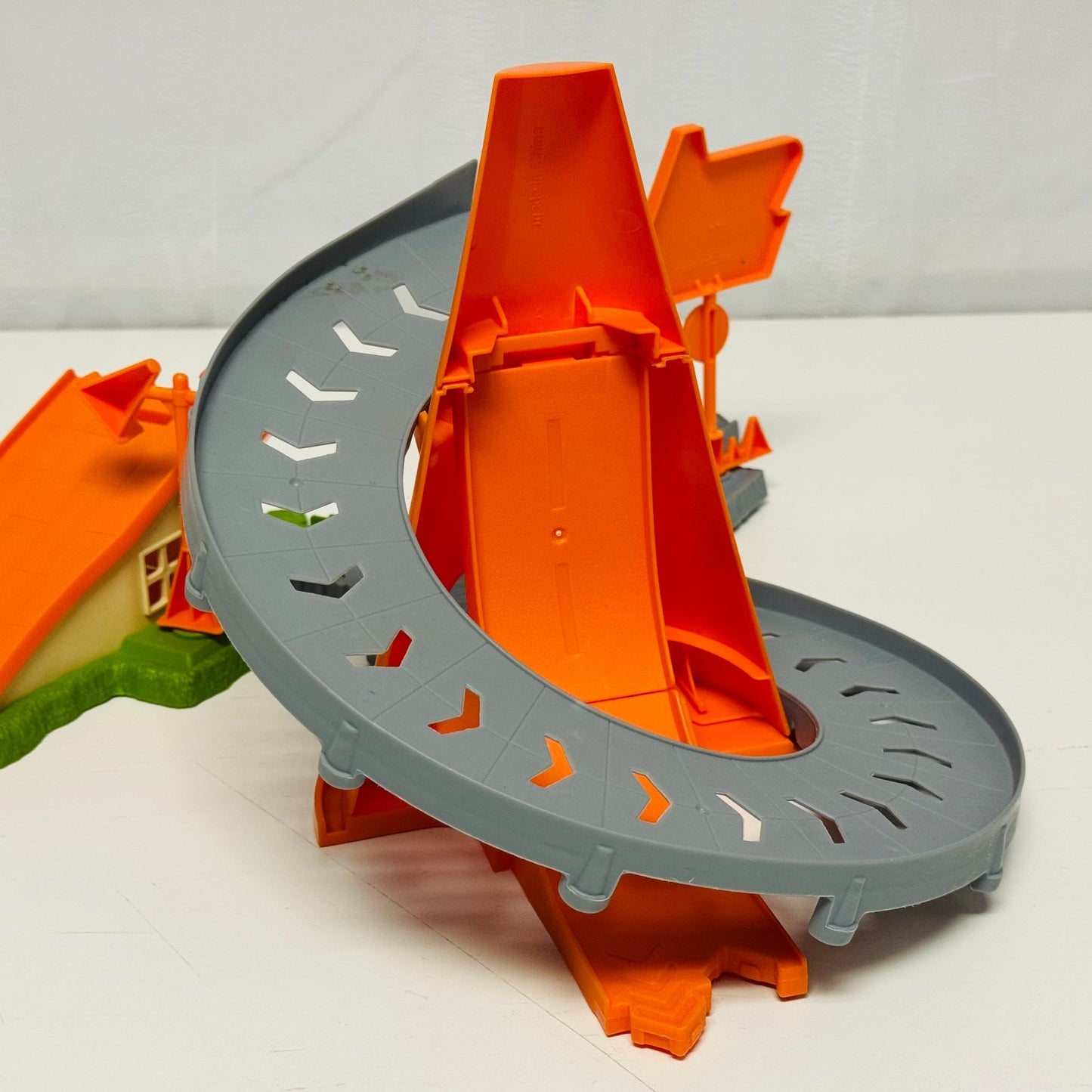 Disney Pixar Cars STORY SETS WORLD LOT FLO'S V8 COZY CONE LUIGI'S LOOP PIT STOP