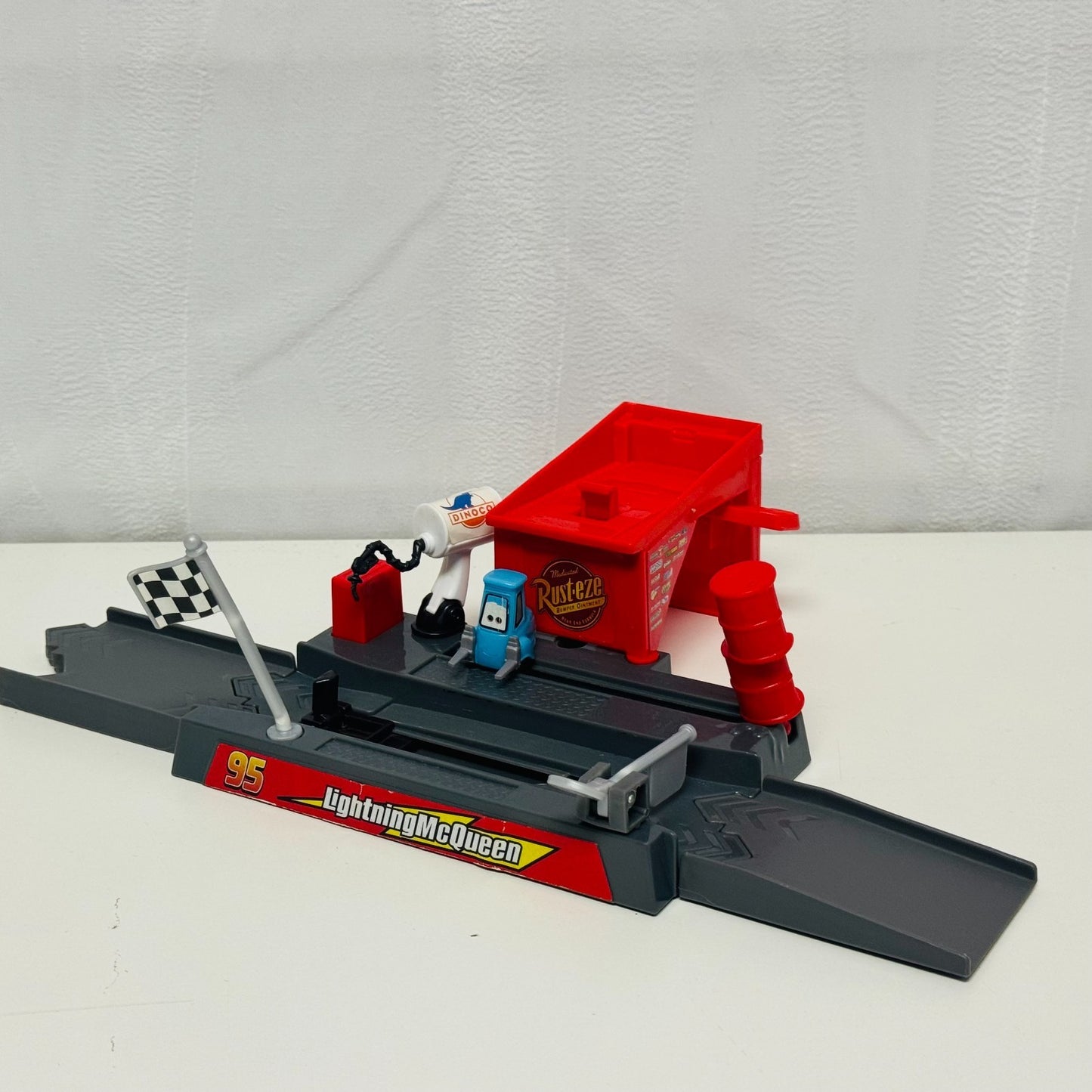 Disney Pixar Cars STORY SETS WORLD LOT FLO'S V8 COZY CONE LUIGI'S LOOP PIT STOP