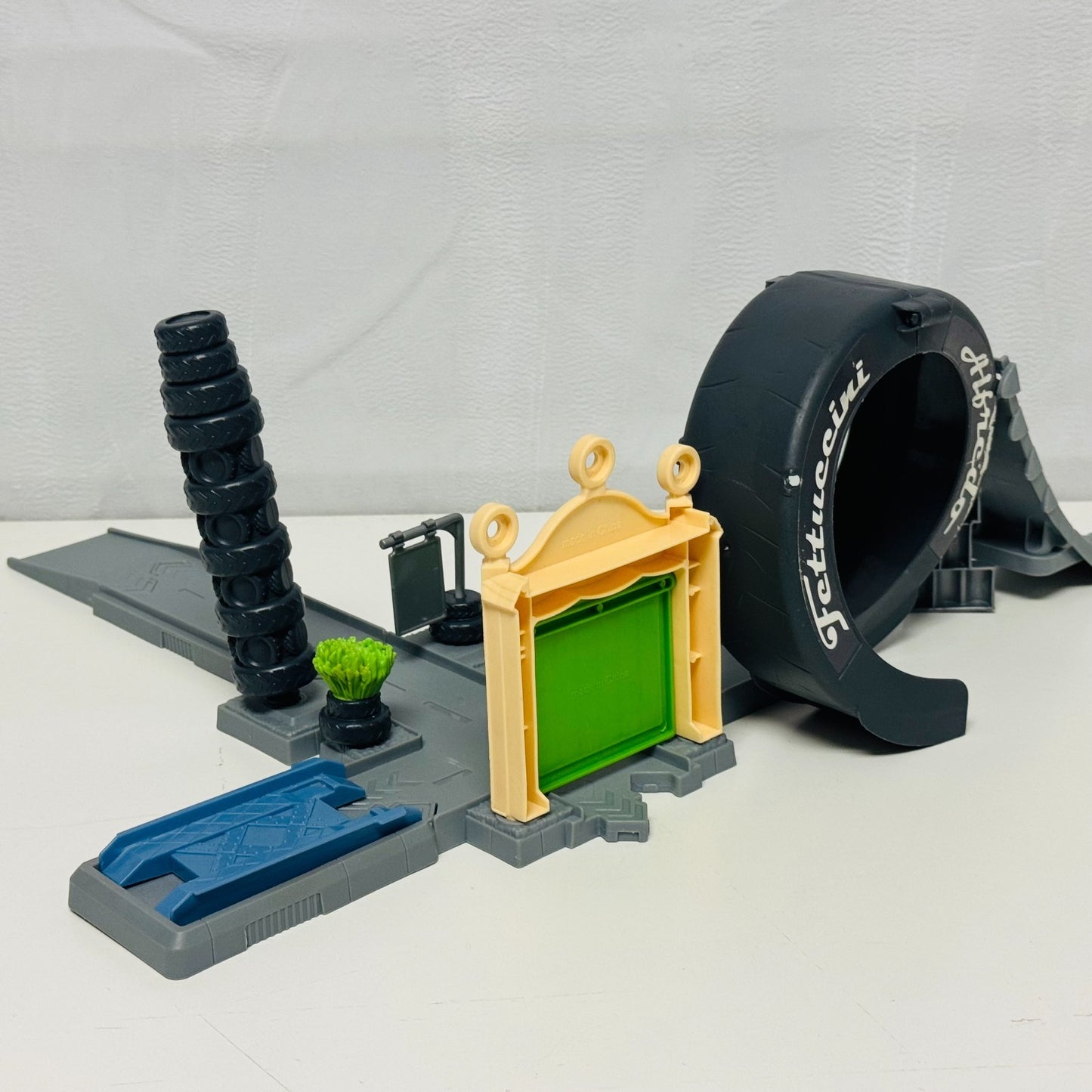 Disney Pixar Cars STORY SETS WORLD LOT FLO'S V8 COZY CONE LUIGI'S LOOP PIT STOP