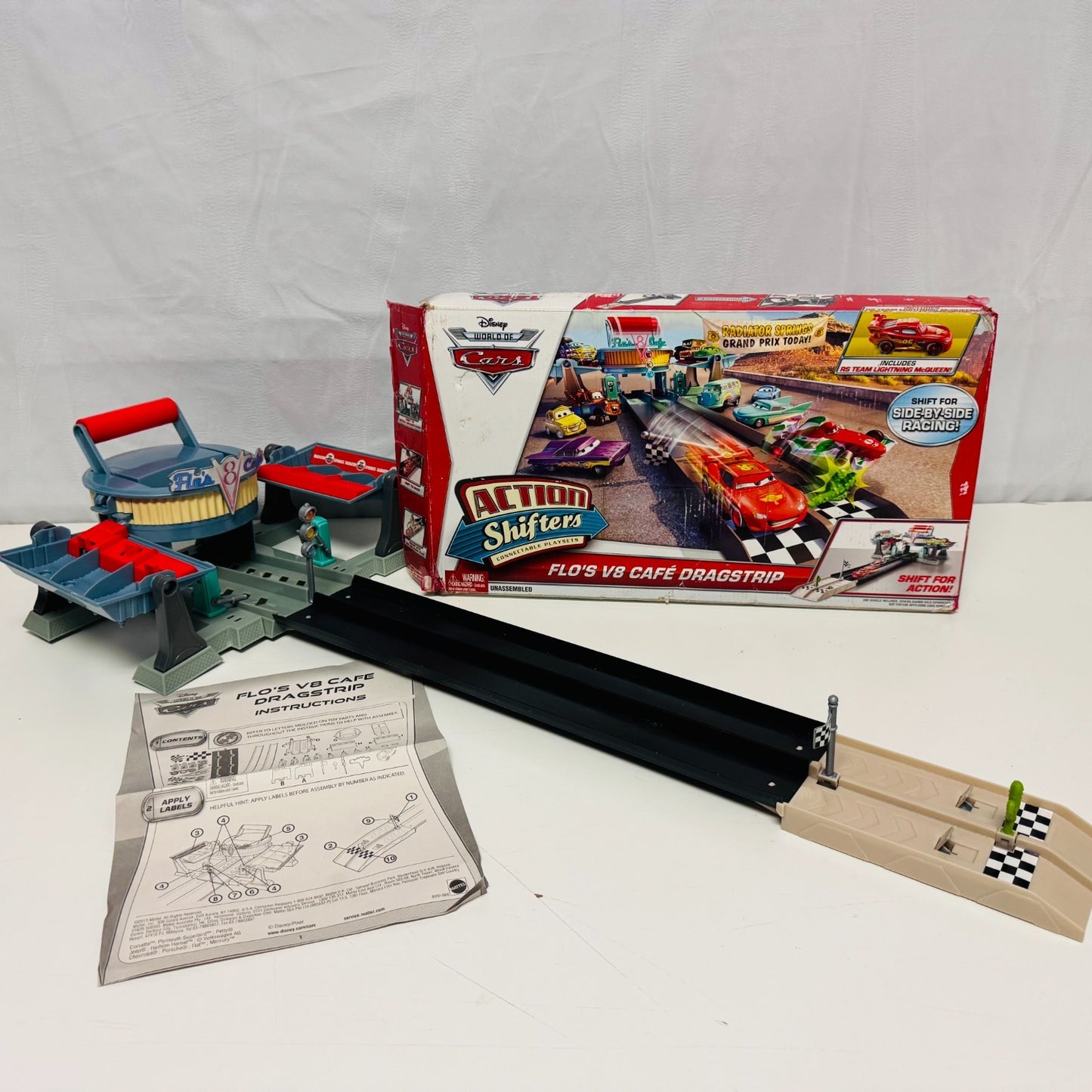 Disney Pixar Cars - ACTION SHIFTERS FLO'S V8 CAFE DRAGSTRIP 2013 - 1:55 Scale