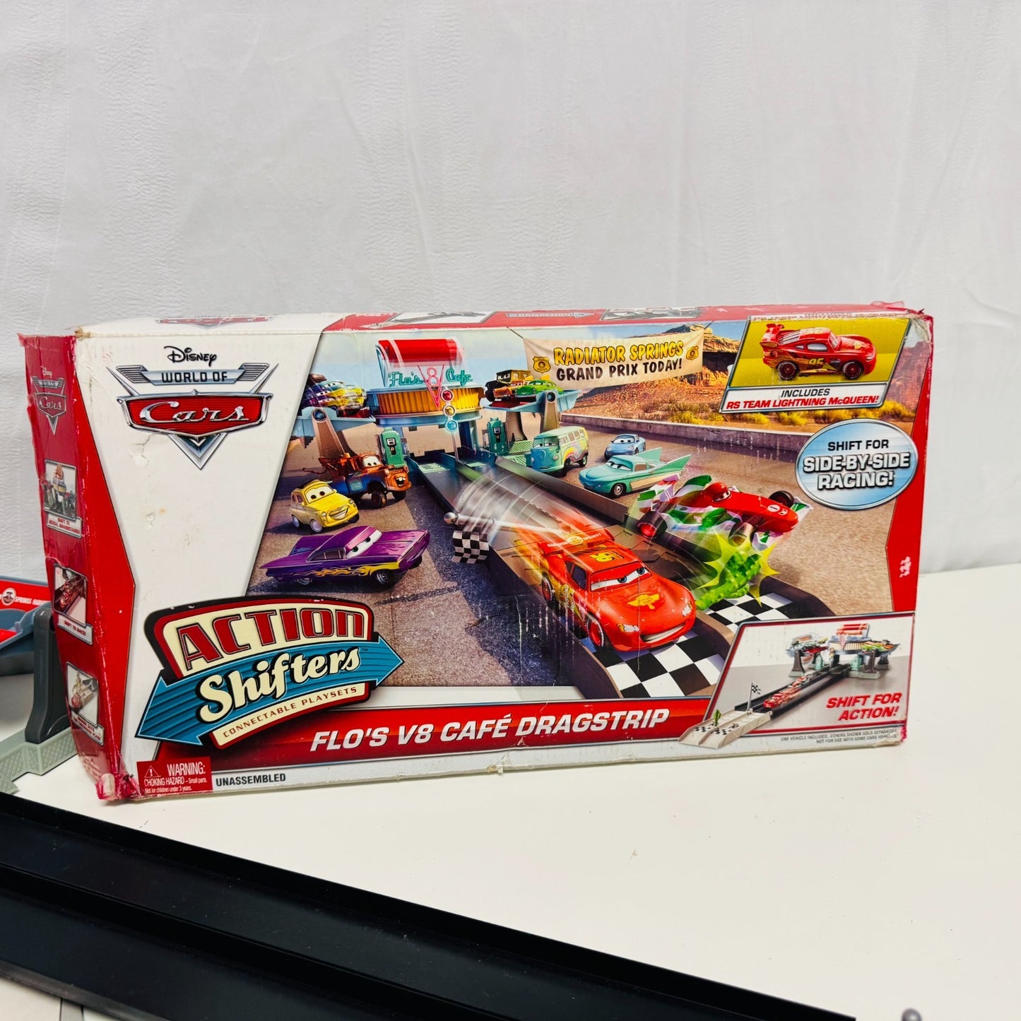 Disney Pixar Cars - ACTION SHIFTERS FLO'S V8 CAFE DRAGSTRIP 2013 - 1:55 Scale