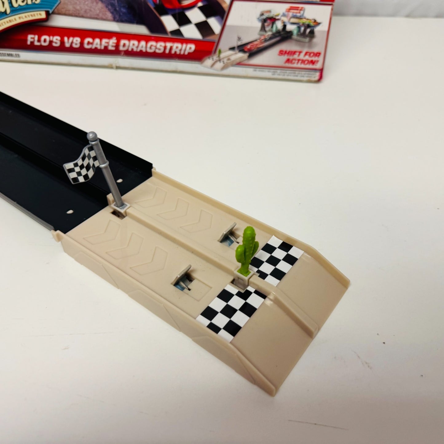 Disney Pixar Cars - ACTION SHIFTERS FLO'S V8 CAFE DRAGSTRIP 2013 - 1:55 Scale