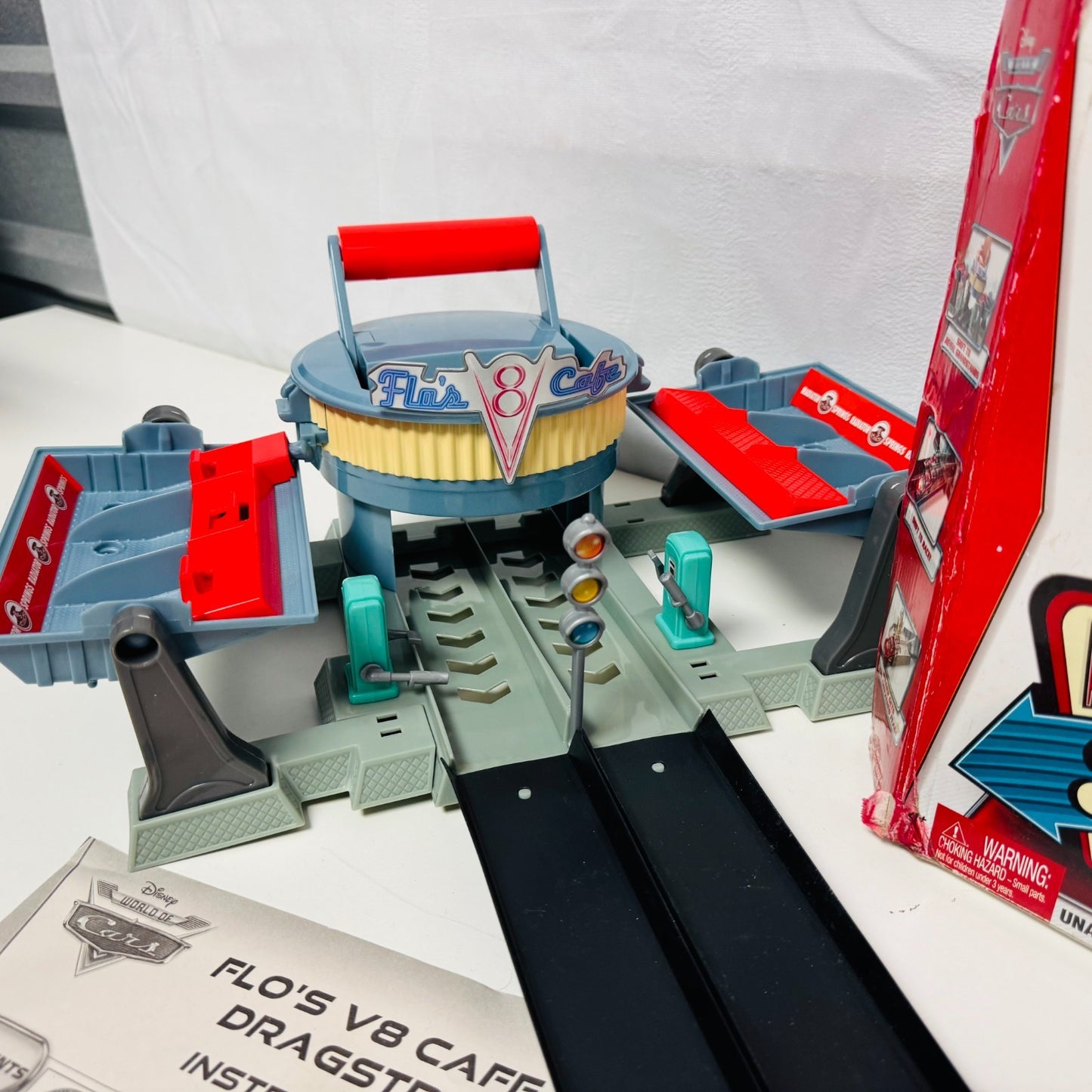 Disney Pixar Cars - ACTION SHIFTERS FLO'S V8 CAFE DRAGSTRIP 2013 - 1:55 Scale