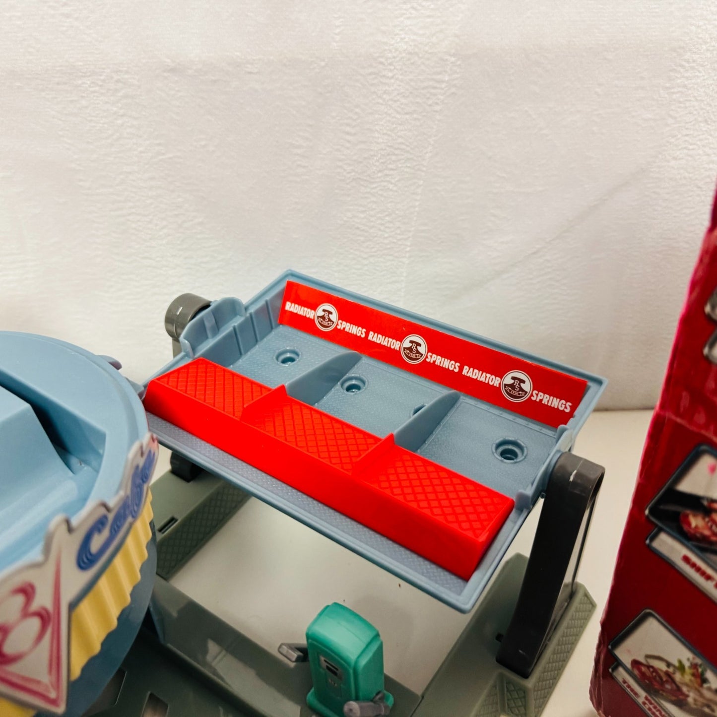 Disney Pixar Cars - ACTION SHIFTERS FLO'S V8 CAFE DRAGSTRIP 2013 - 1:55 Scale