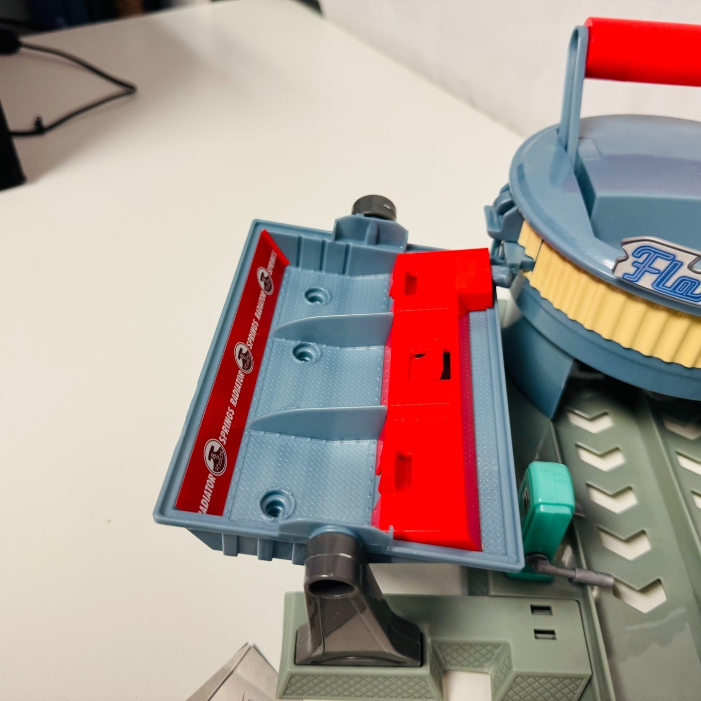 Disney Pixar Cars - ACTION SHIFTERS FLO'S V8 CAFE DRAGSTRIP 2013 - 1:55 Scale