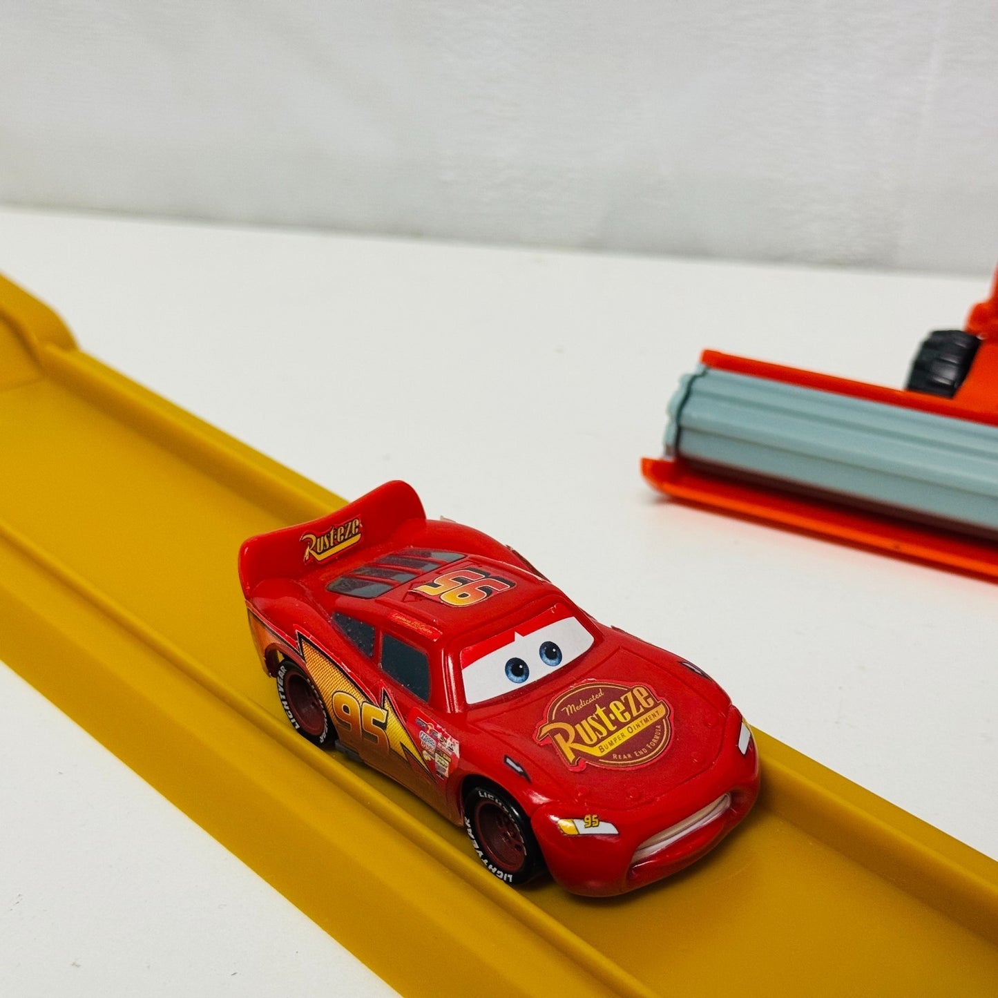 Disney Pixar Cars - TRACTOR TIPPIN' TRACK SET WITH FRANK 2009 - 1:55 Scale