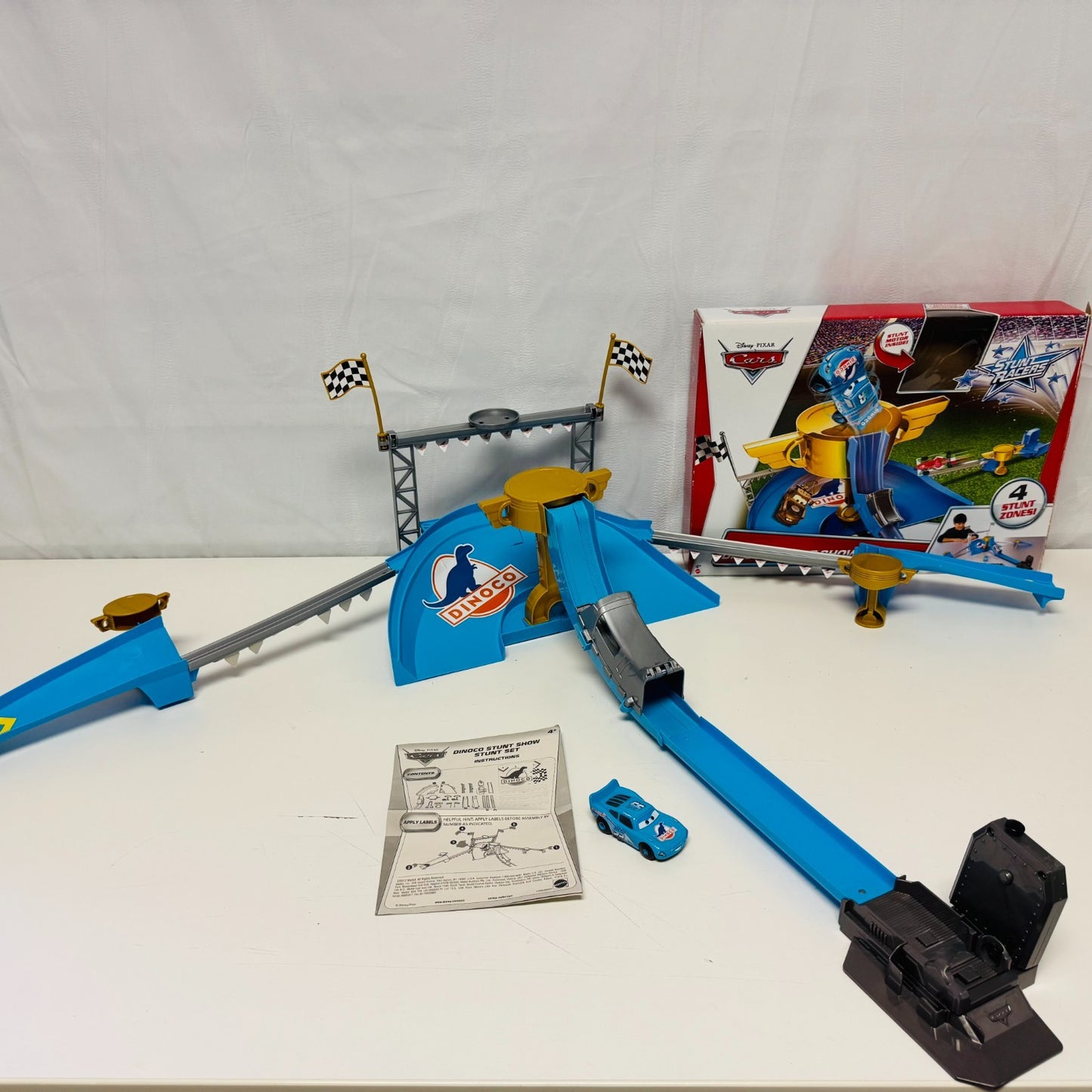 Disney Pixar Cars - STUNT RACERS DINOCO STUNT SHOW STUNT SET 2013 - 1:55 Scale