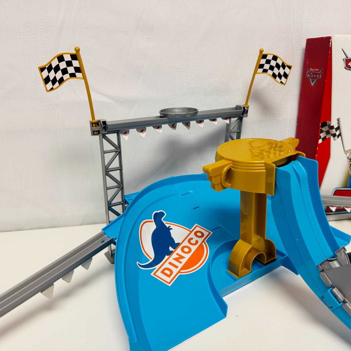 Disney Pixar Cars - STUNT RACERS DINOCO STUNT SHOW STUNT SET 2013 - 1:55 Scale