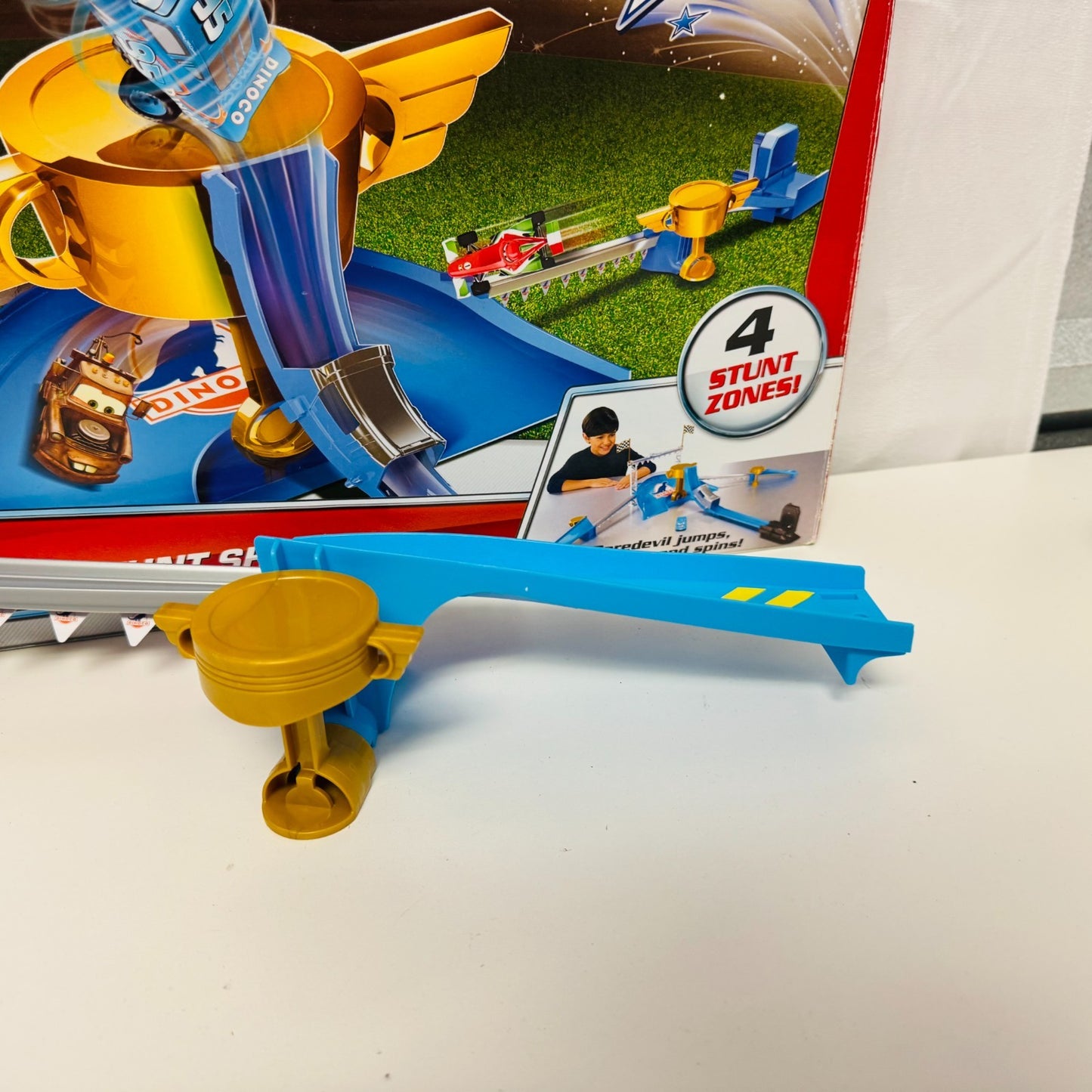 Disney Pixar Cars - STUNT RACERS DINOCO STUNT SHOW STUNT SET 2013 - 1:55 Scale