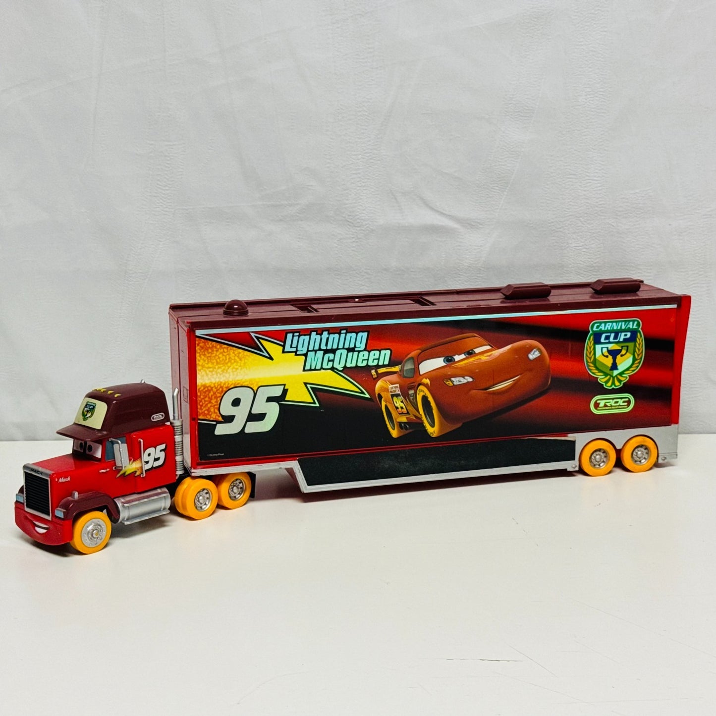 Disney Pixar Cars - CARNIVAL CUP MACK CARRIER HAULER Disney Store - 1:43 Diecast