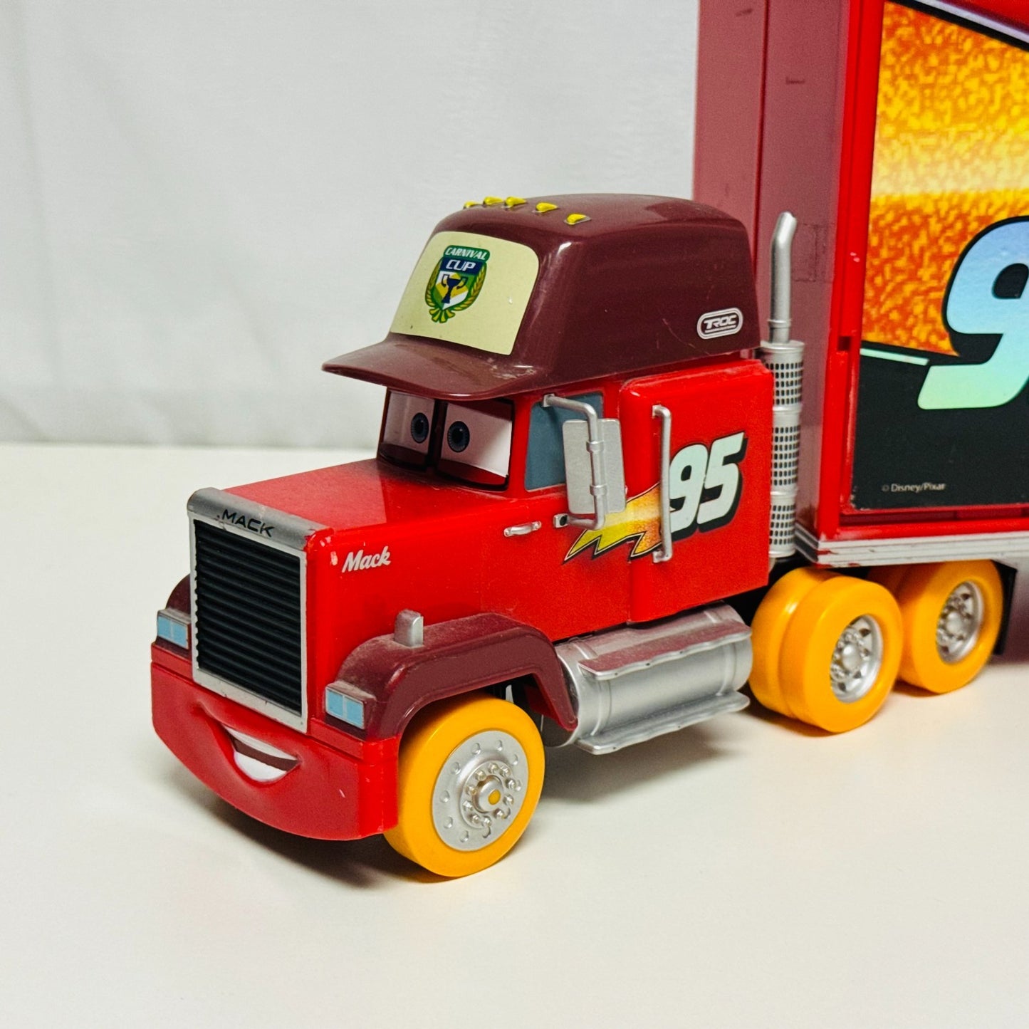 Disney Pixar Cars - CARNIVAL CUP MACK CARRIER HAULER Disney Store - 1:43 Diecast