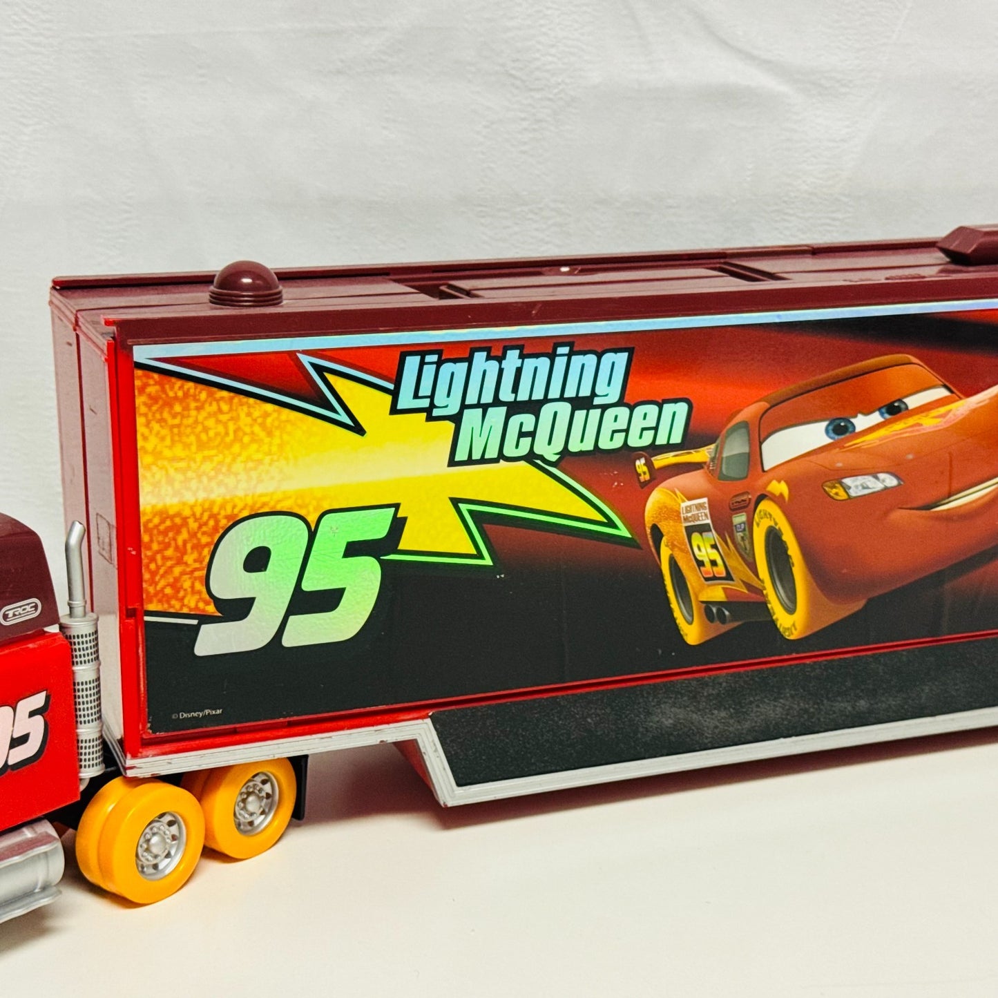 Disney Pixar Cars - CARNIVAL CUP MACK CARRIER HAULER Disney Store - 1:43 Diecast
