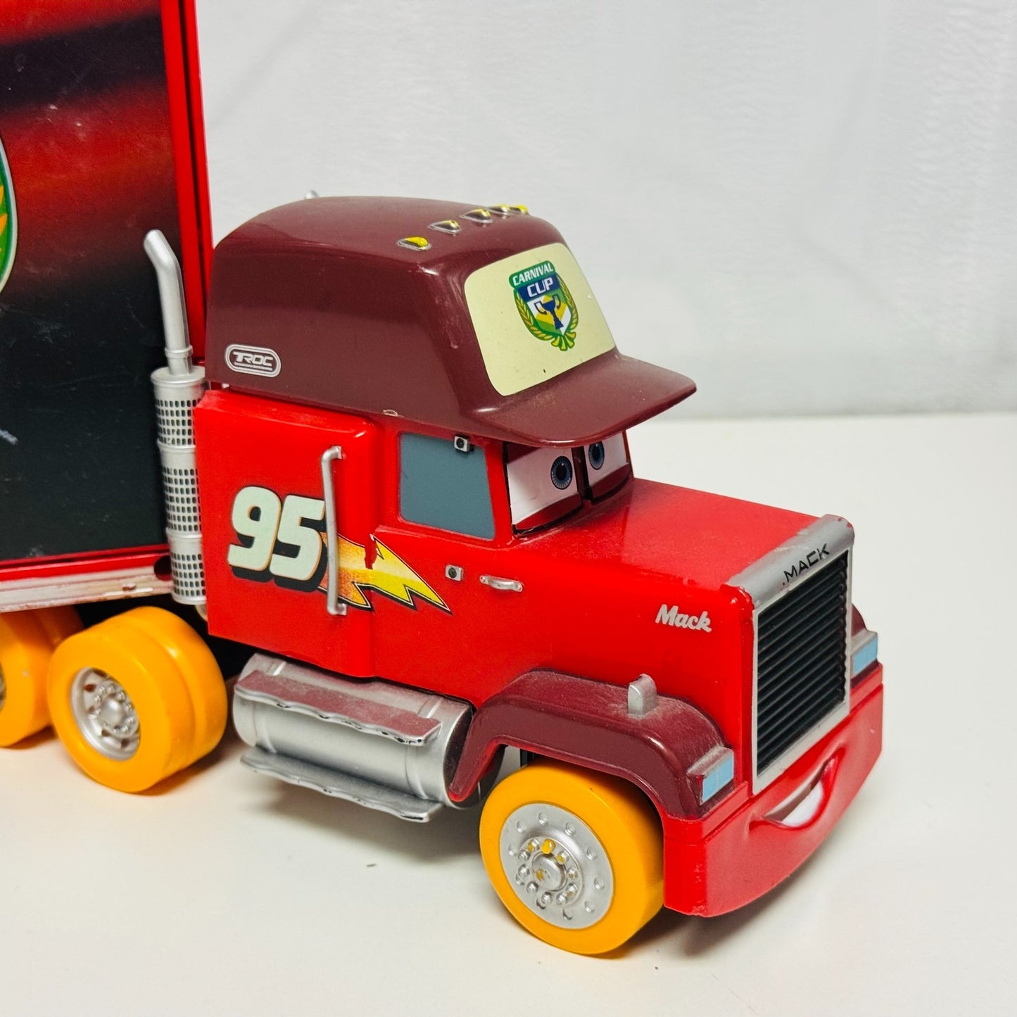 Disney Pixar Cars - CARNIVAL CUP MACK CARRIER HAULER Disney Store - 1:43 Diecast