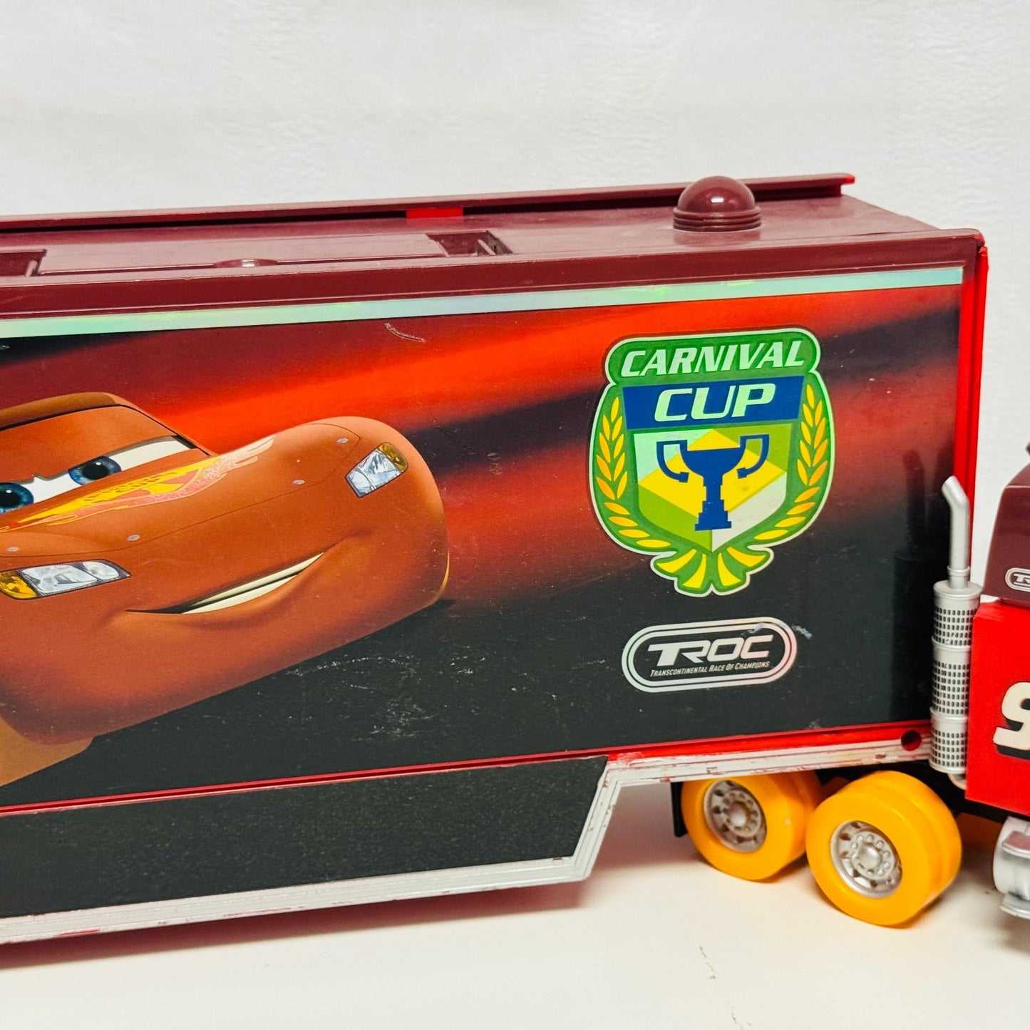 Disney Pixar Cars - CARNIVAL CUP MACK CARRIER HAULER Disney Store - 1:43 Diecast