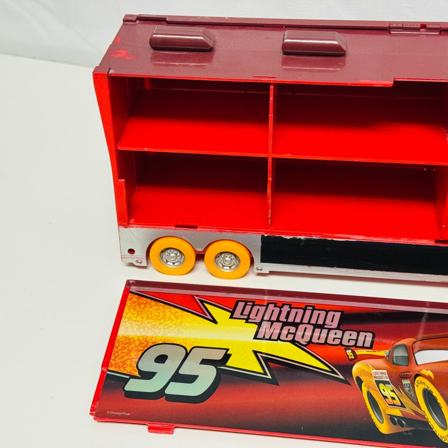 Disney Pixar Cars - CARNIVAL CUP MACK CARRIER HAULER Disney Store - 1:43 Diecast