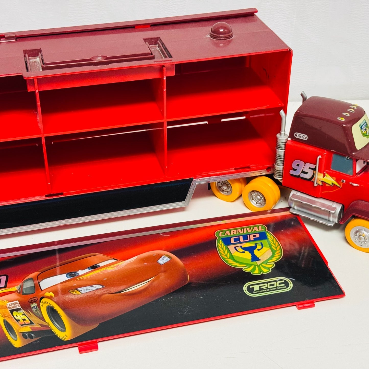 Disney Pixar Cars - CARNIVAL CUP MACK CARRIER HAULER Disney Store - 1:43 Diecast