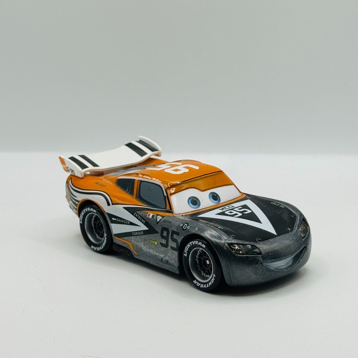 Disney Pixar Cars - ARTIST SERIES MCQUEEN JAY SHUSTER Disney Store -1:43 Diecast