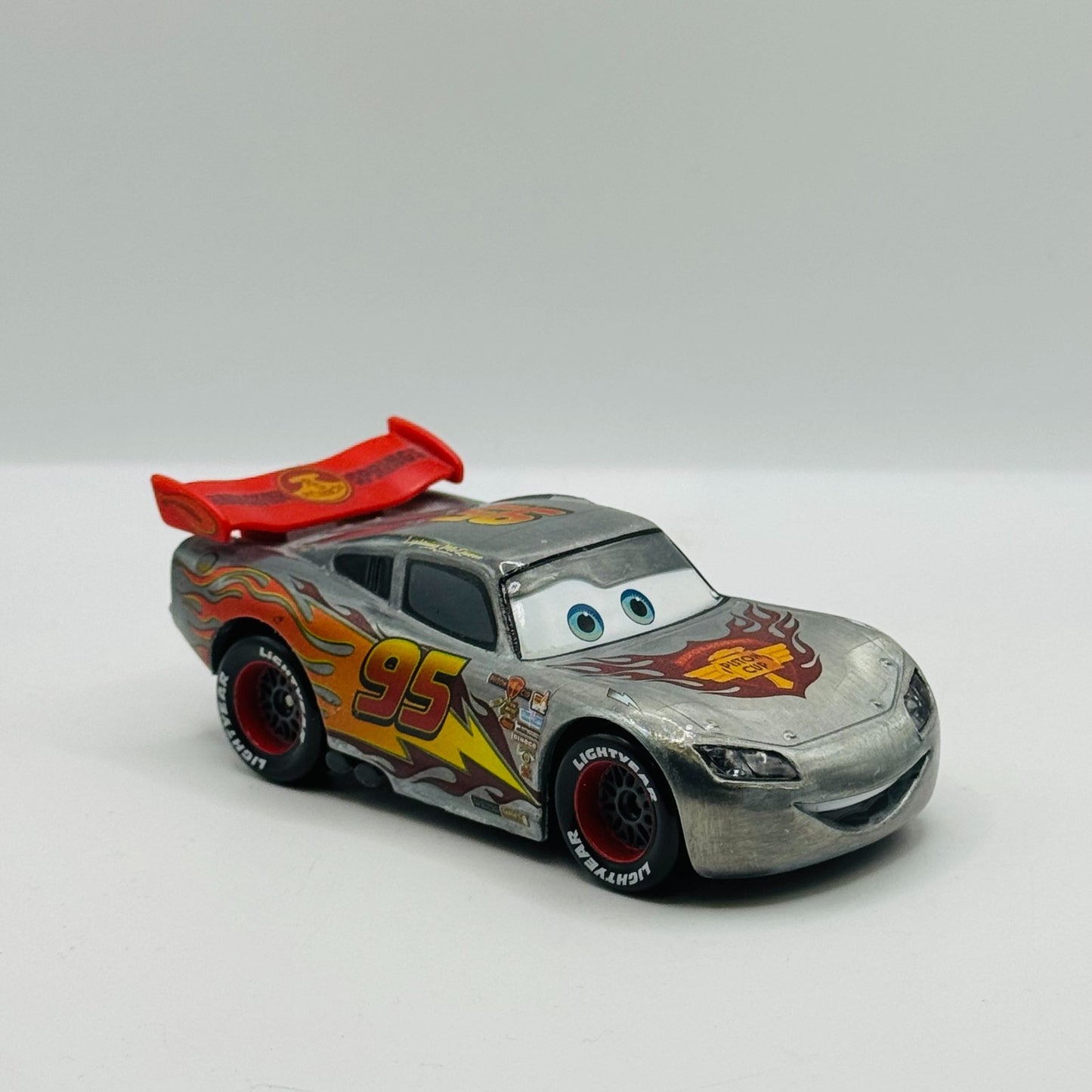Disney Pixar Cars - SILVER LIGHTNING MCQUEEN *CHASER Disney Store - 1:43 Diecast