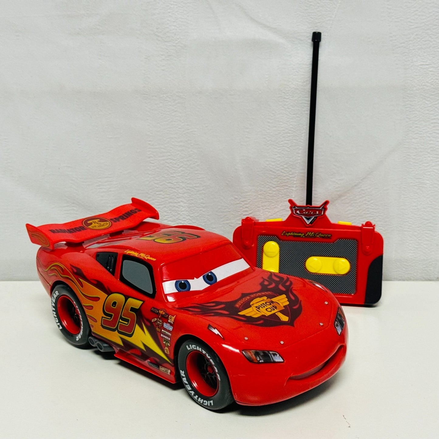 Disney Pixar Cars - DRIFTING REMOTE CONTROL MCQUEEN RC Disney Store - 1:18 Scale
