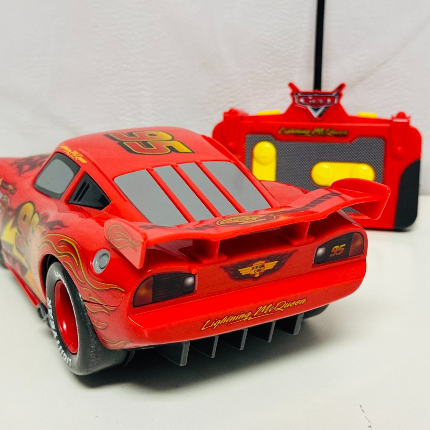 Disney Pixar Cars - DRIFTING REMOTE CONTROL MCQUEEN RC Disney Store - 1:18 Scale