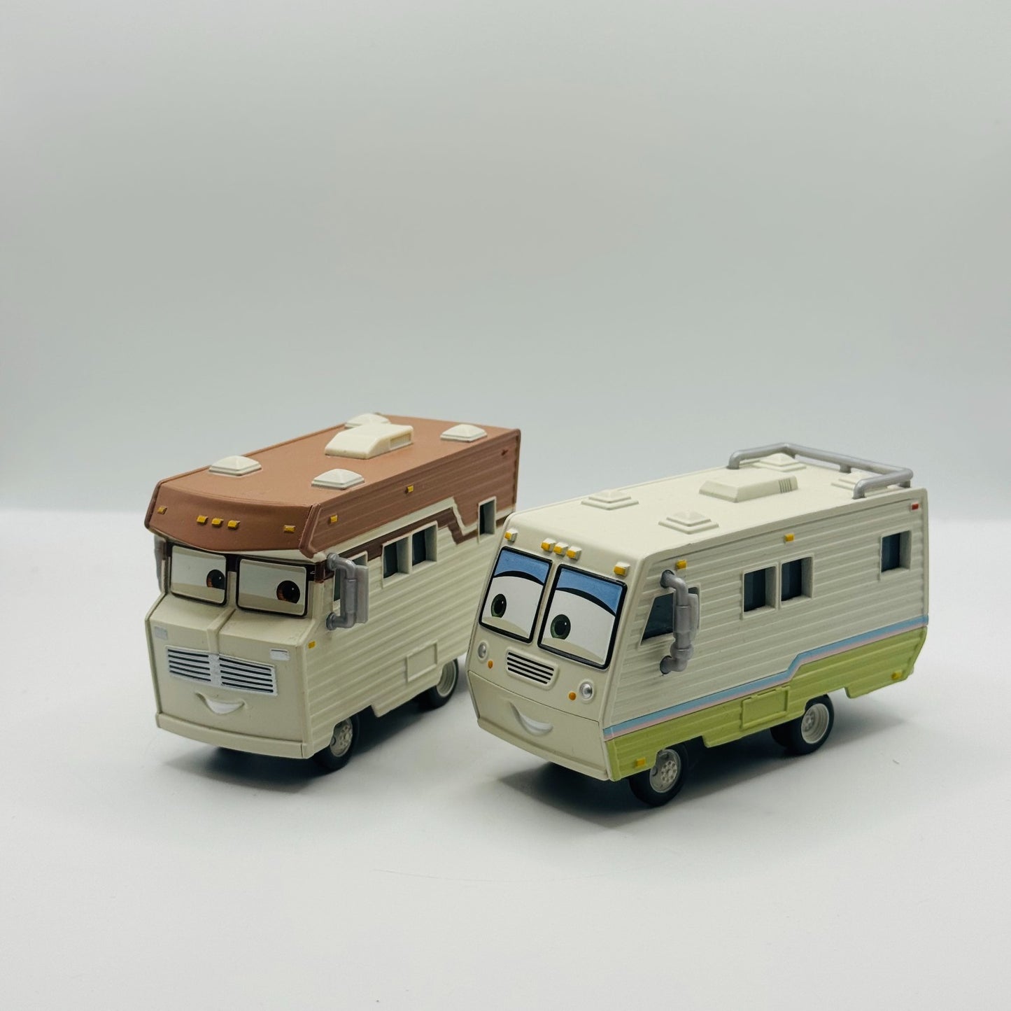 Disney Planes & Pixar Cars - HARVEY & WINNIE RV Piston Peak 2016 - 1:55 Diecast