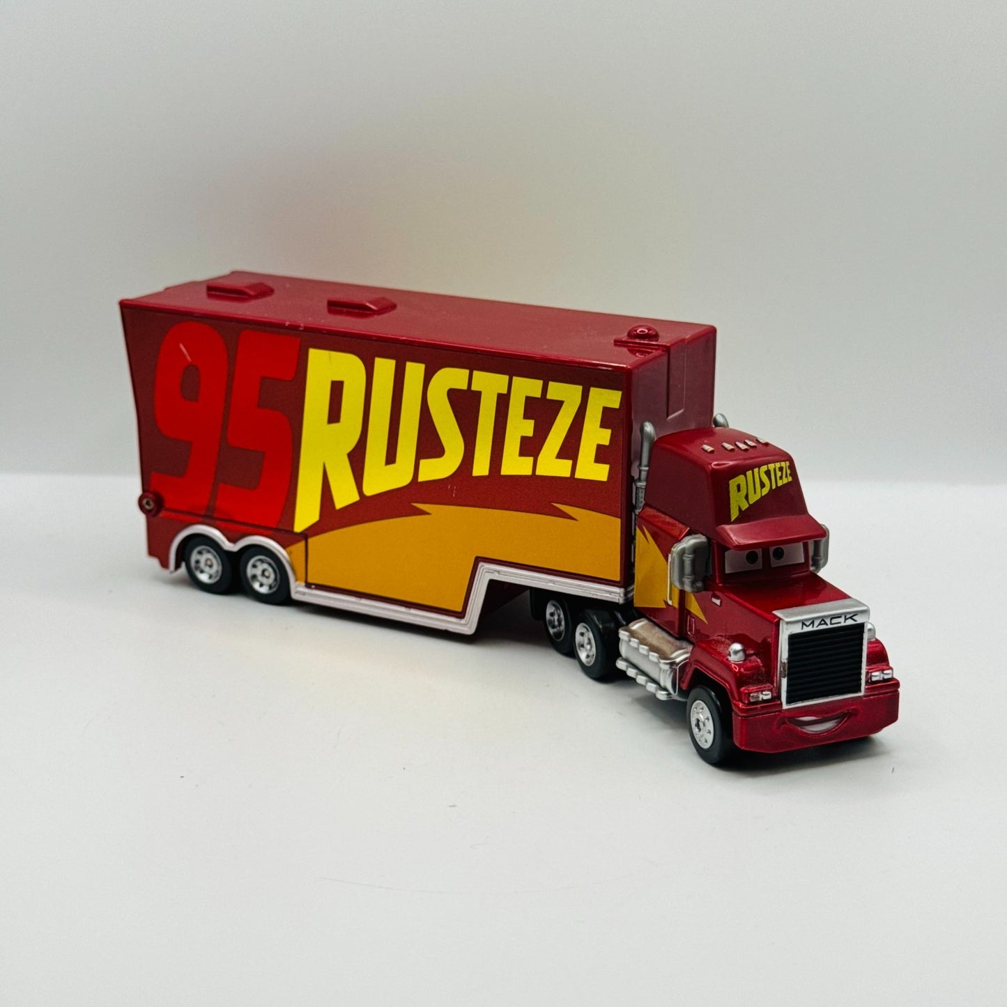 Disney Pixar Cars - Tomica RRC MACK RUST-EZE RACING CENTER - 1:64 Diecast